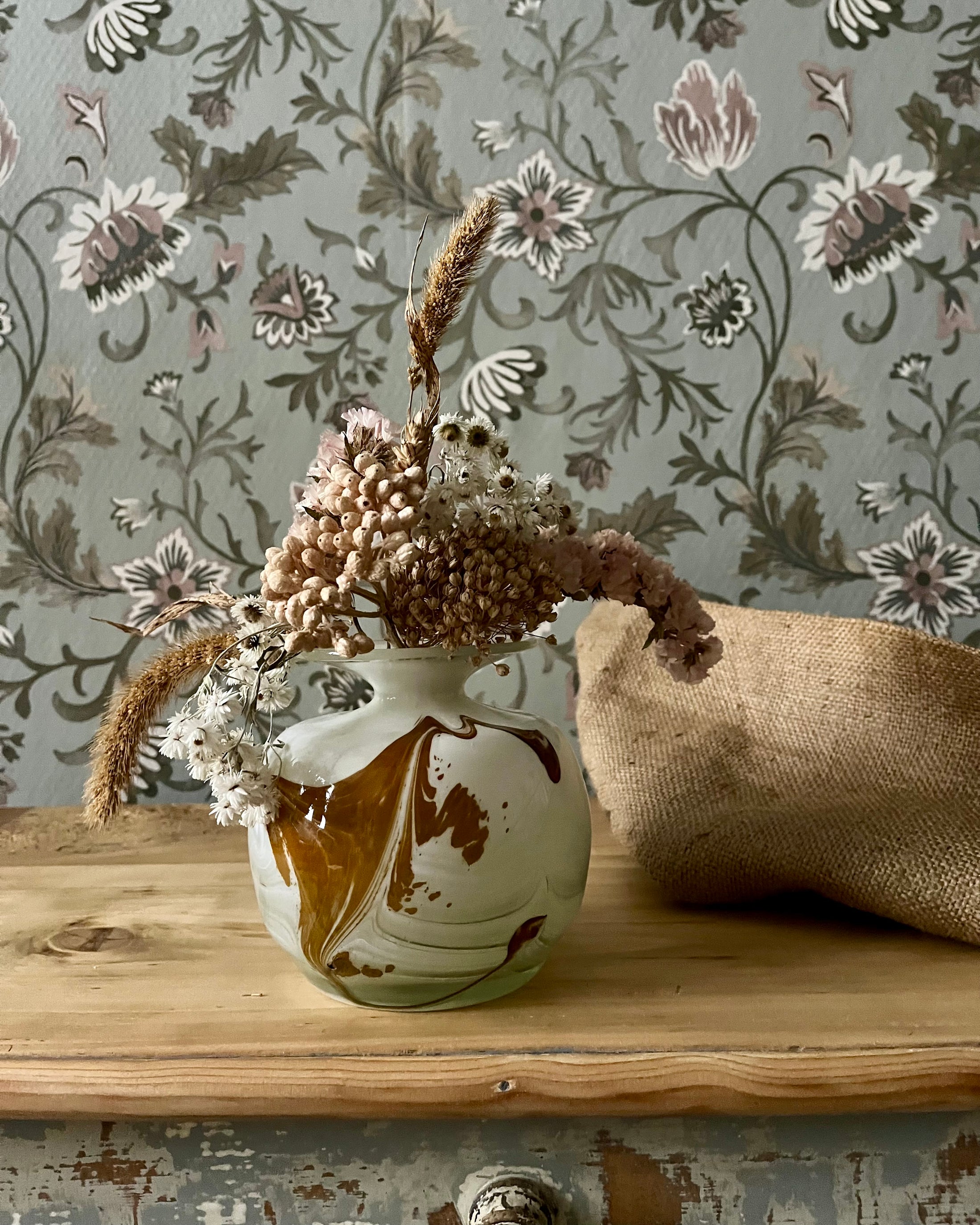 Vase en verre marbré blanc et beige