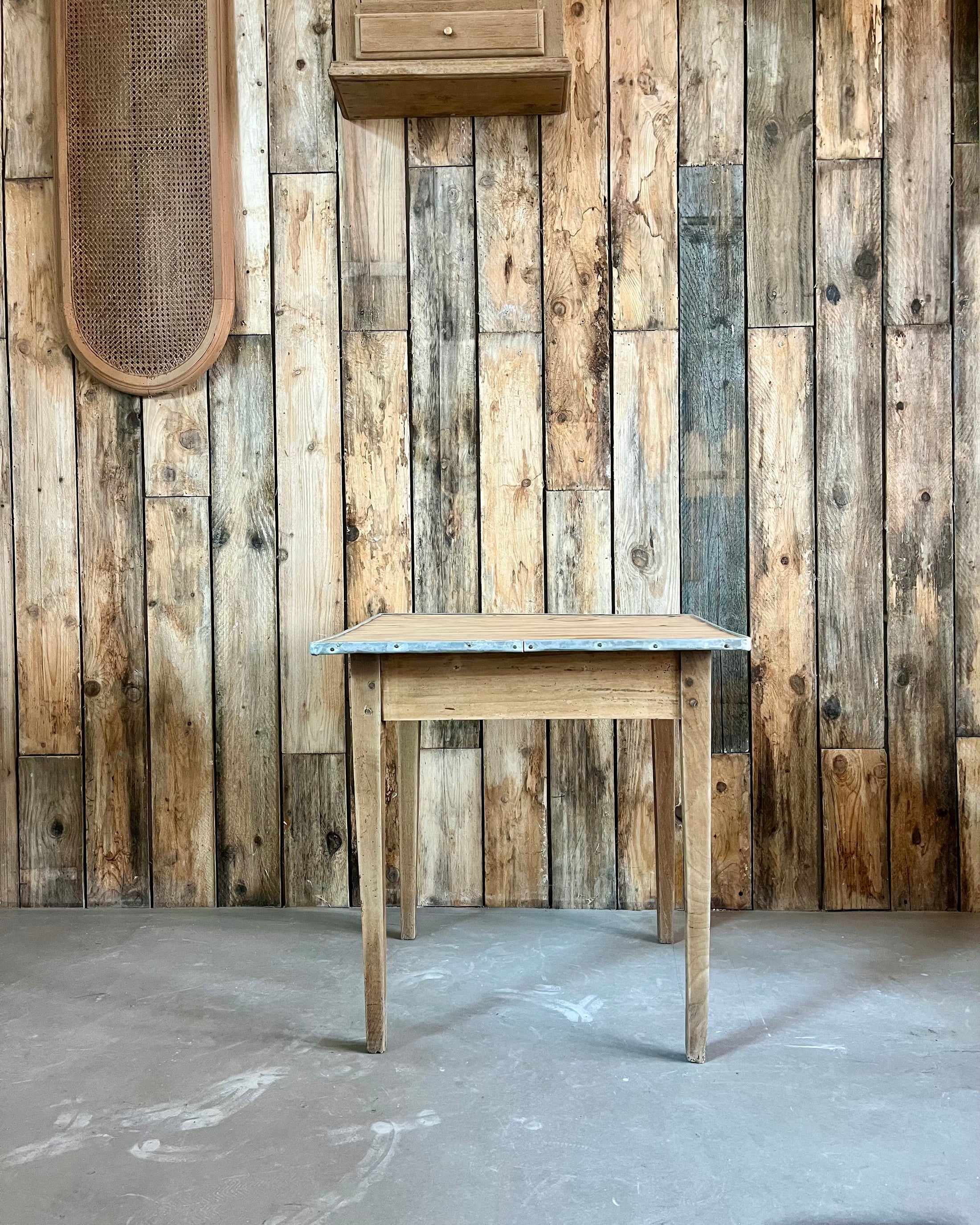 Table en bois et métal