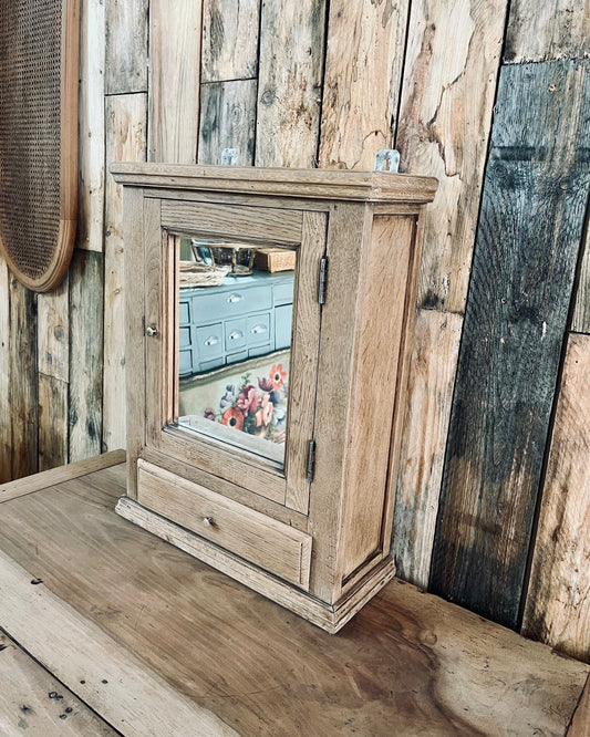 Petite armoire avec un miroir