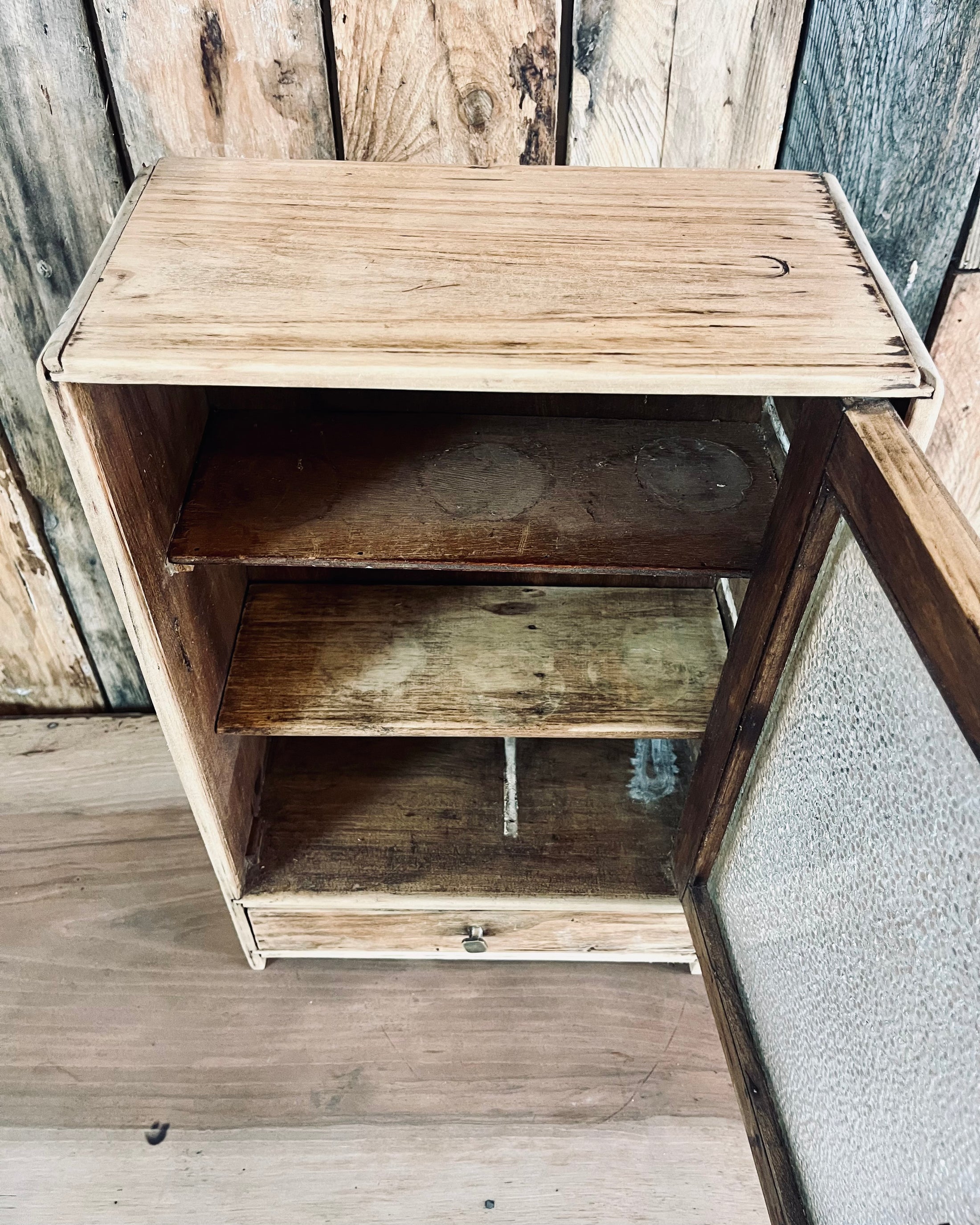 Petite armoire en bois et verre martelé