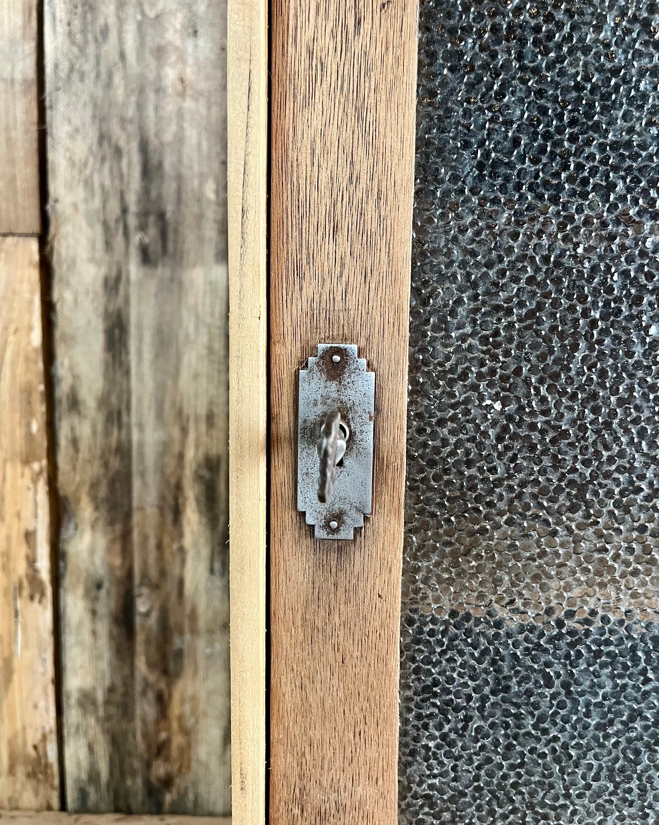 Petite armoire en bois et verre martelé