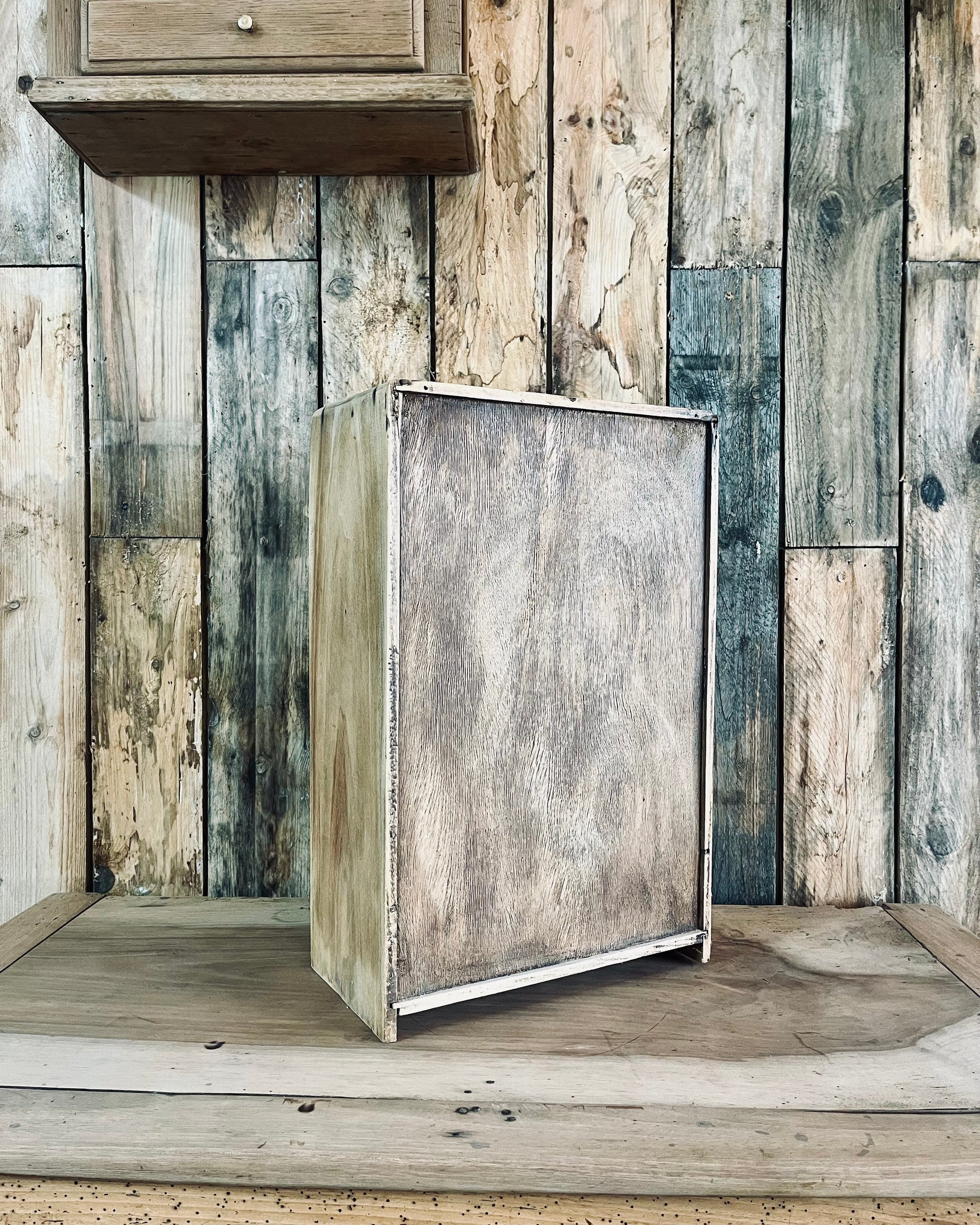 Petite armoire en bois et verre martelé