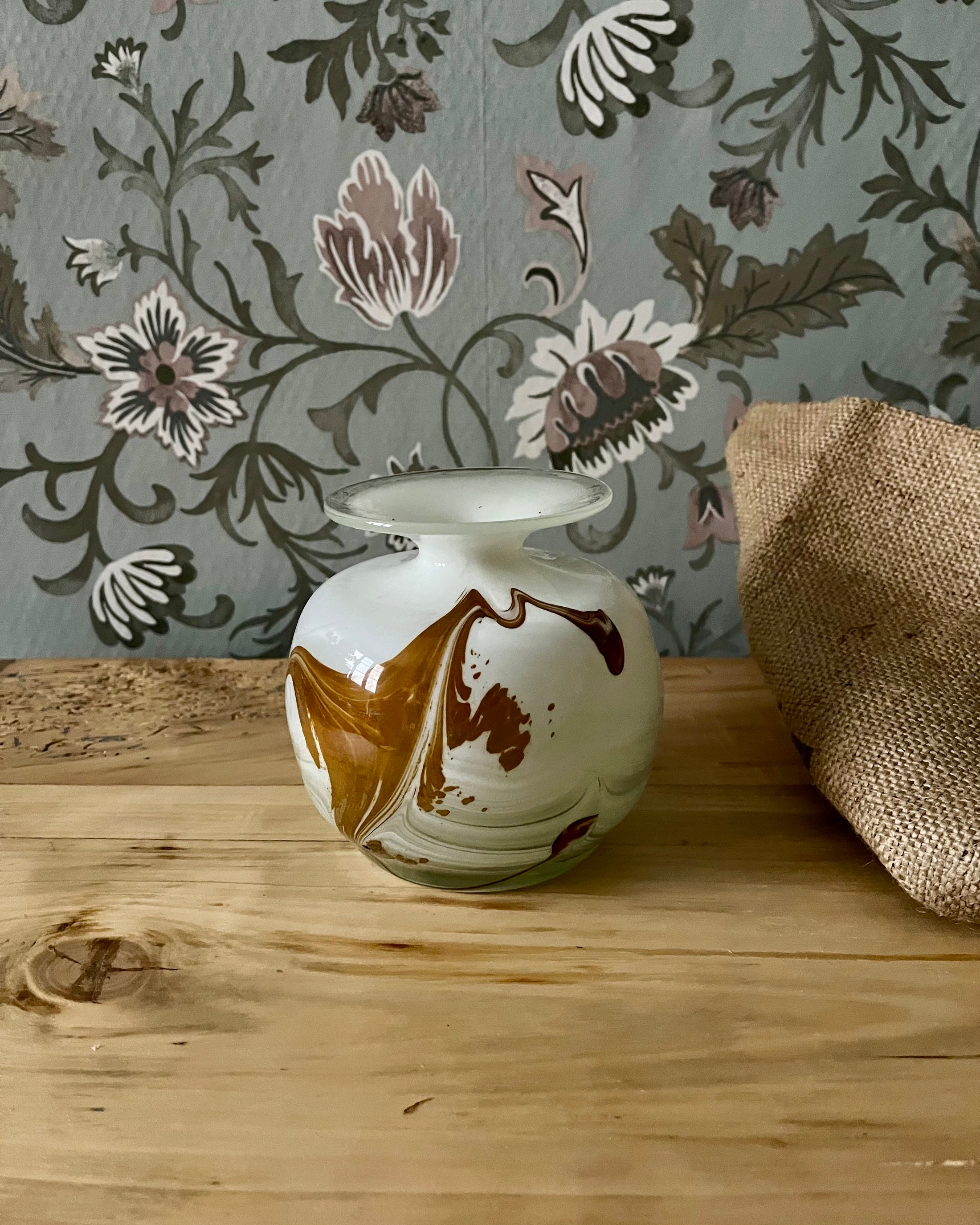 Vase en verre marbré blanc et beige