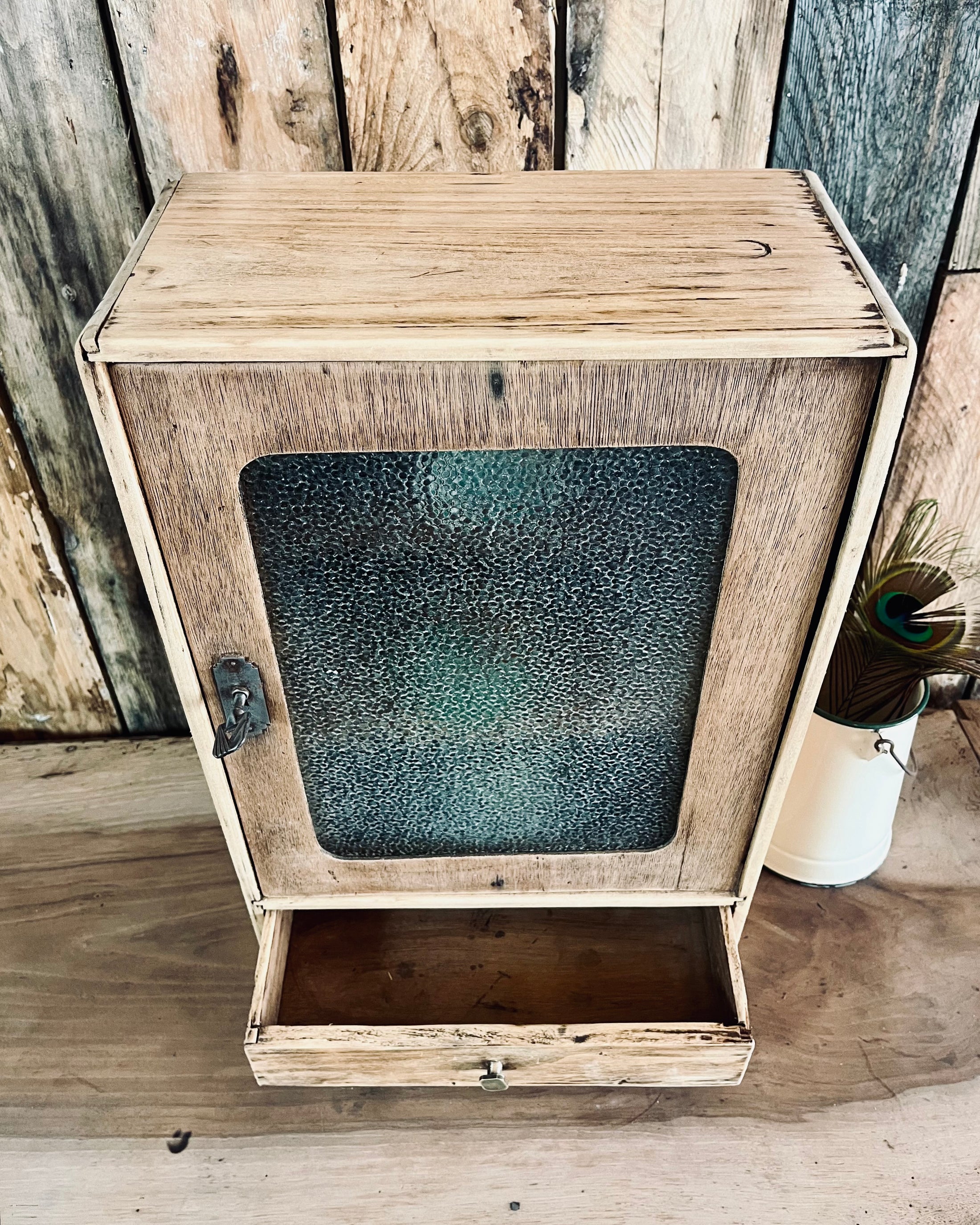 Petite armoire en bois et verre martelé