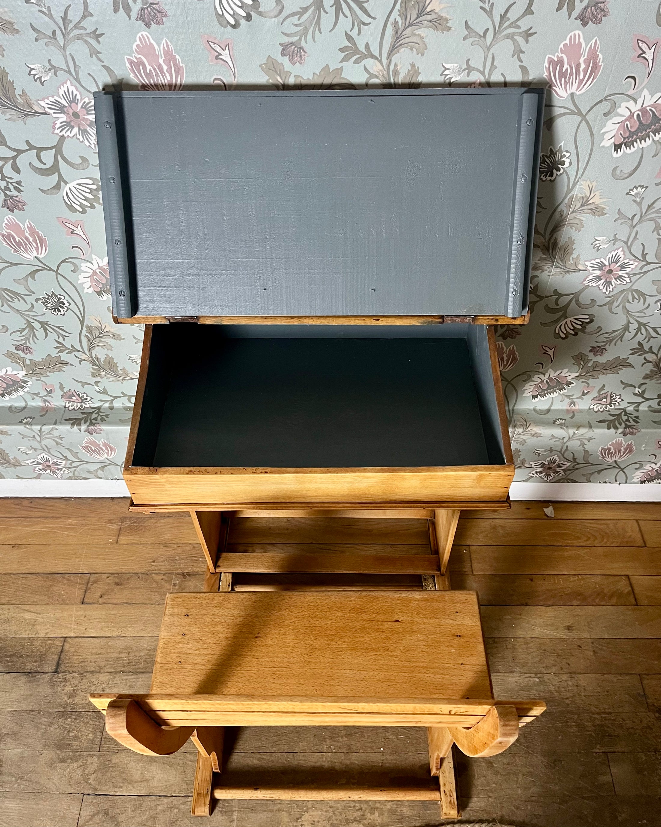 Bureau avec chaise rétractable