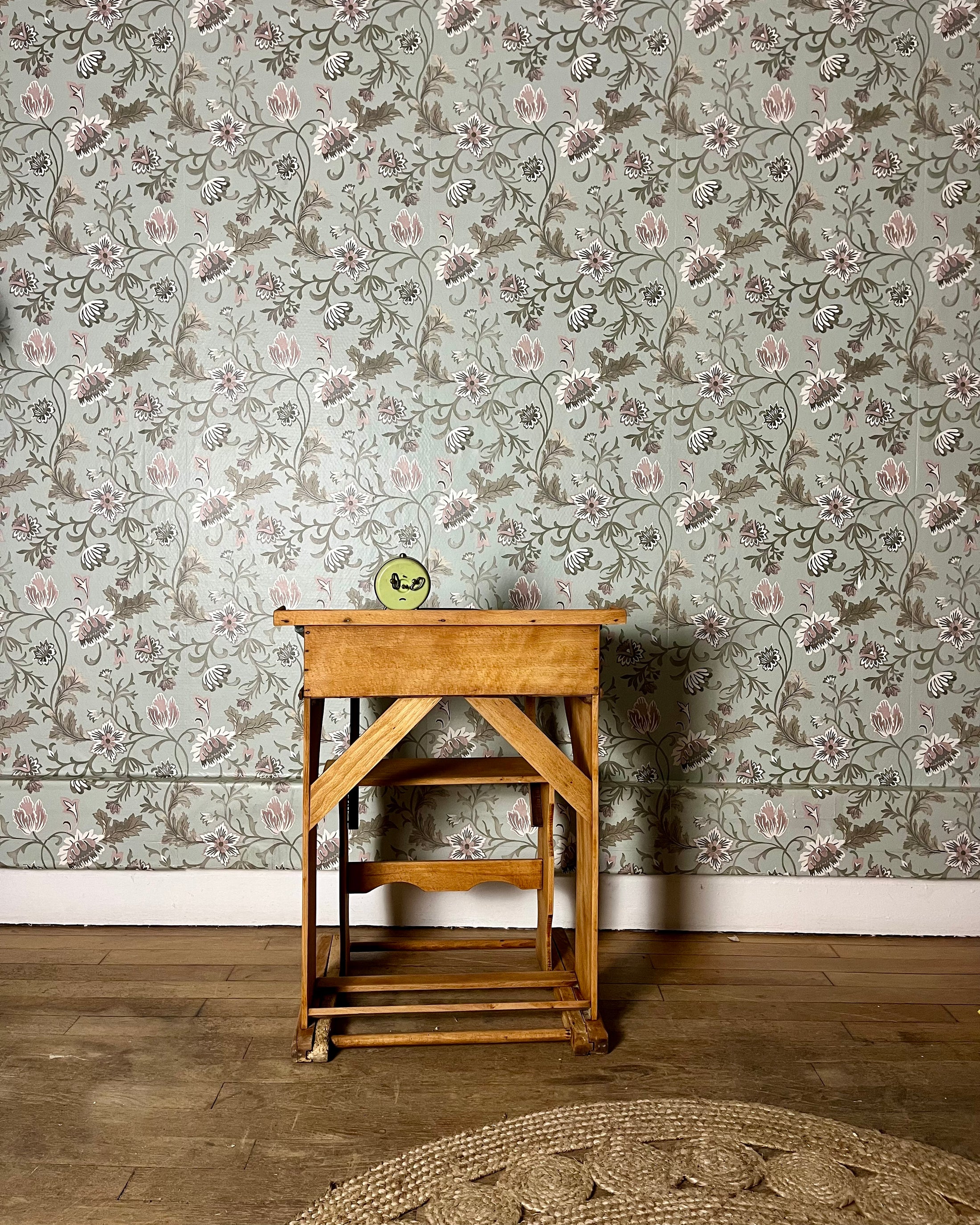 Bureau avec chaise rétractable