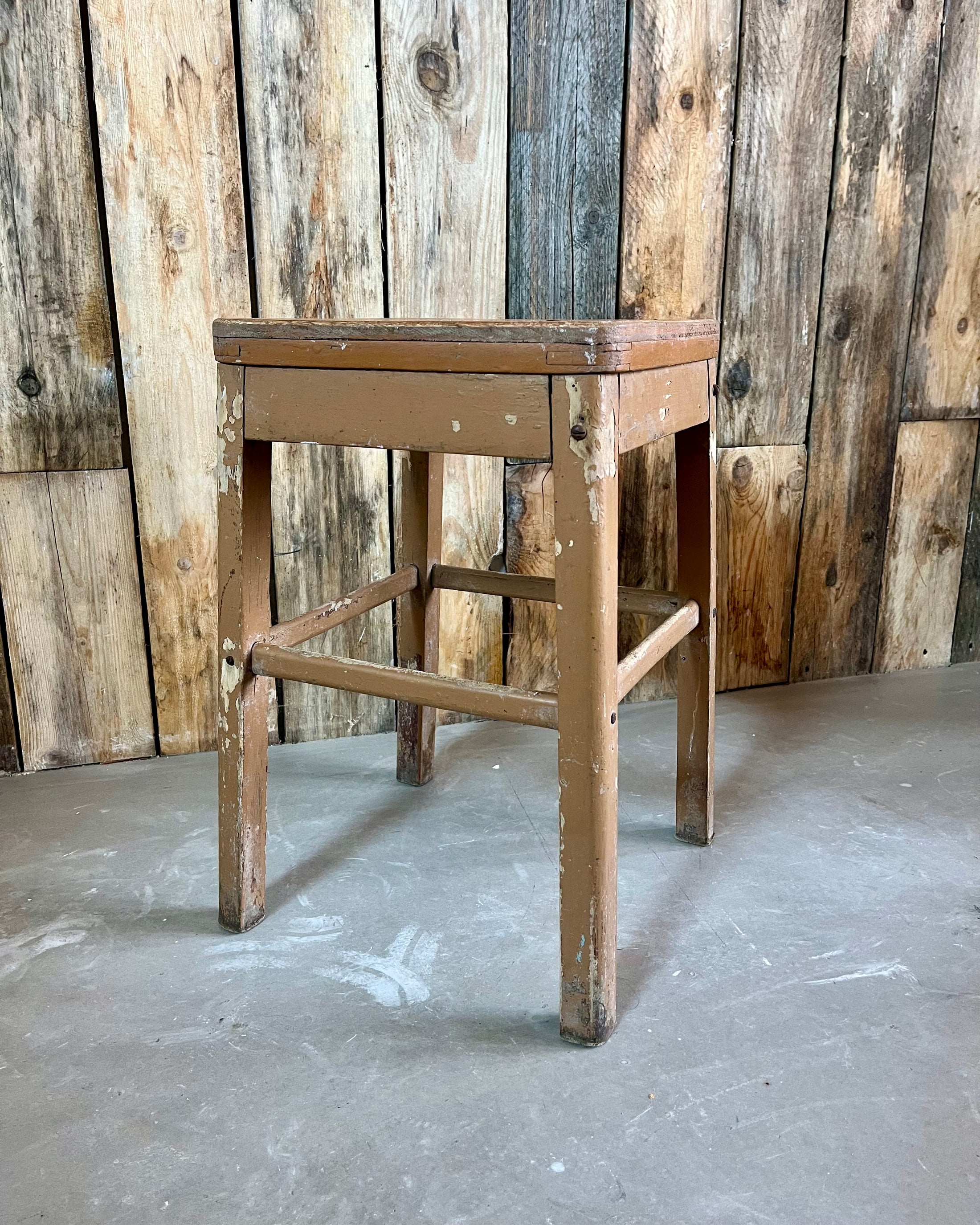 Tabouret d’atelier patiné