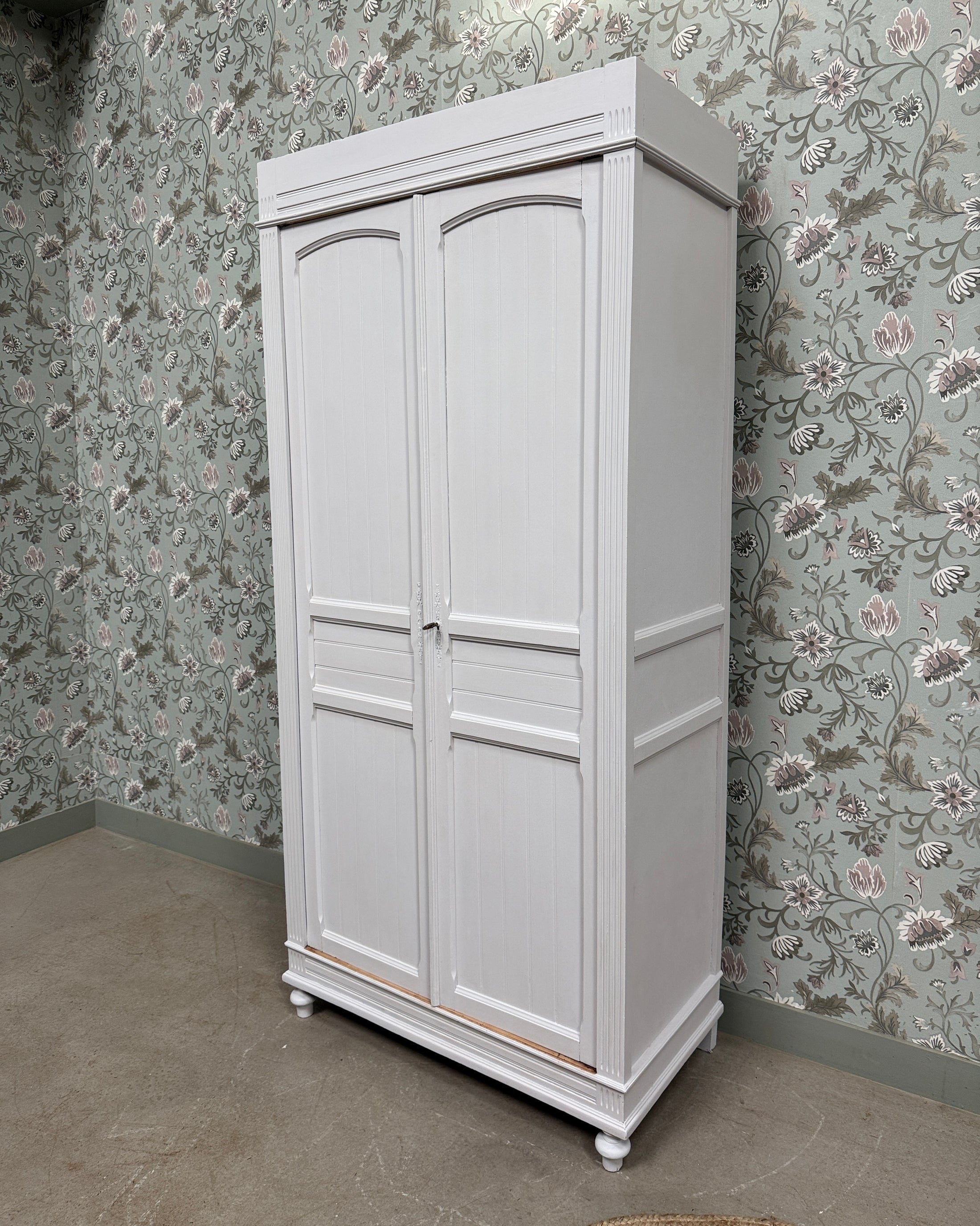 Armoire parisienne blanc cassé