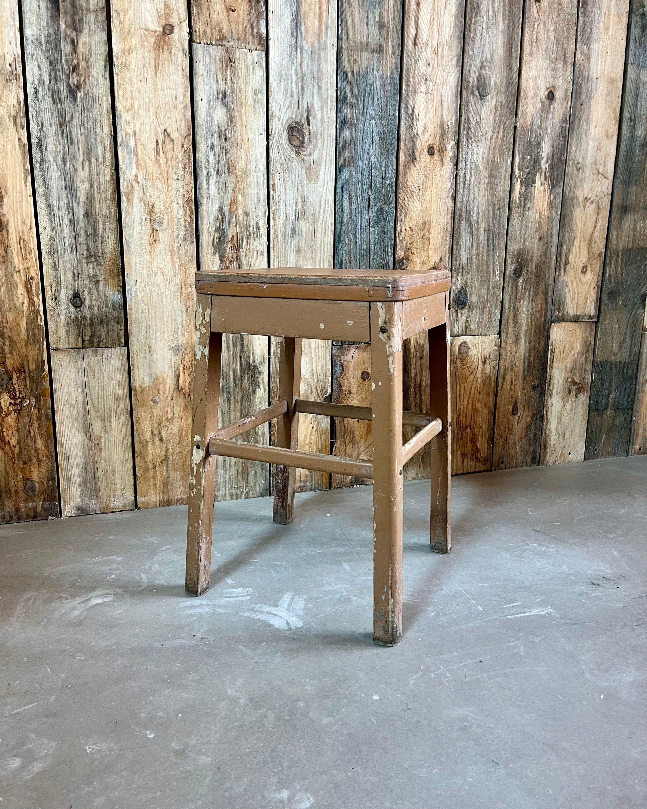 Tabouret d’atelier patiné