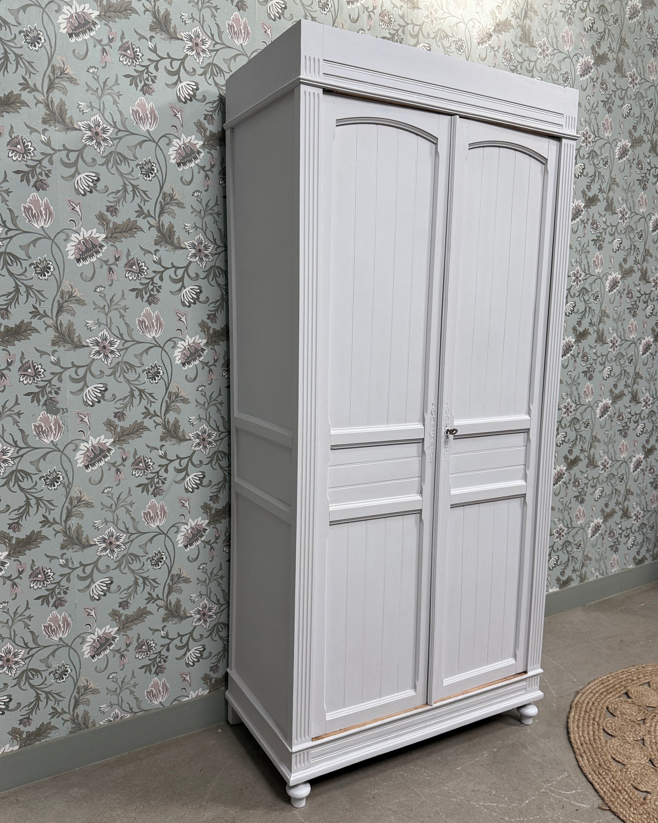 Armoire parisienne blanc cassé