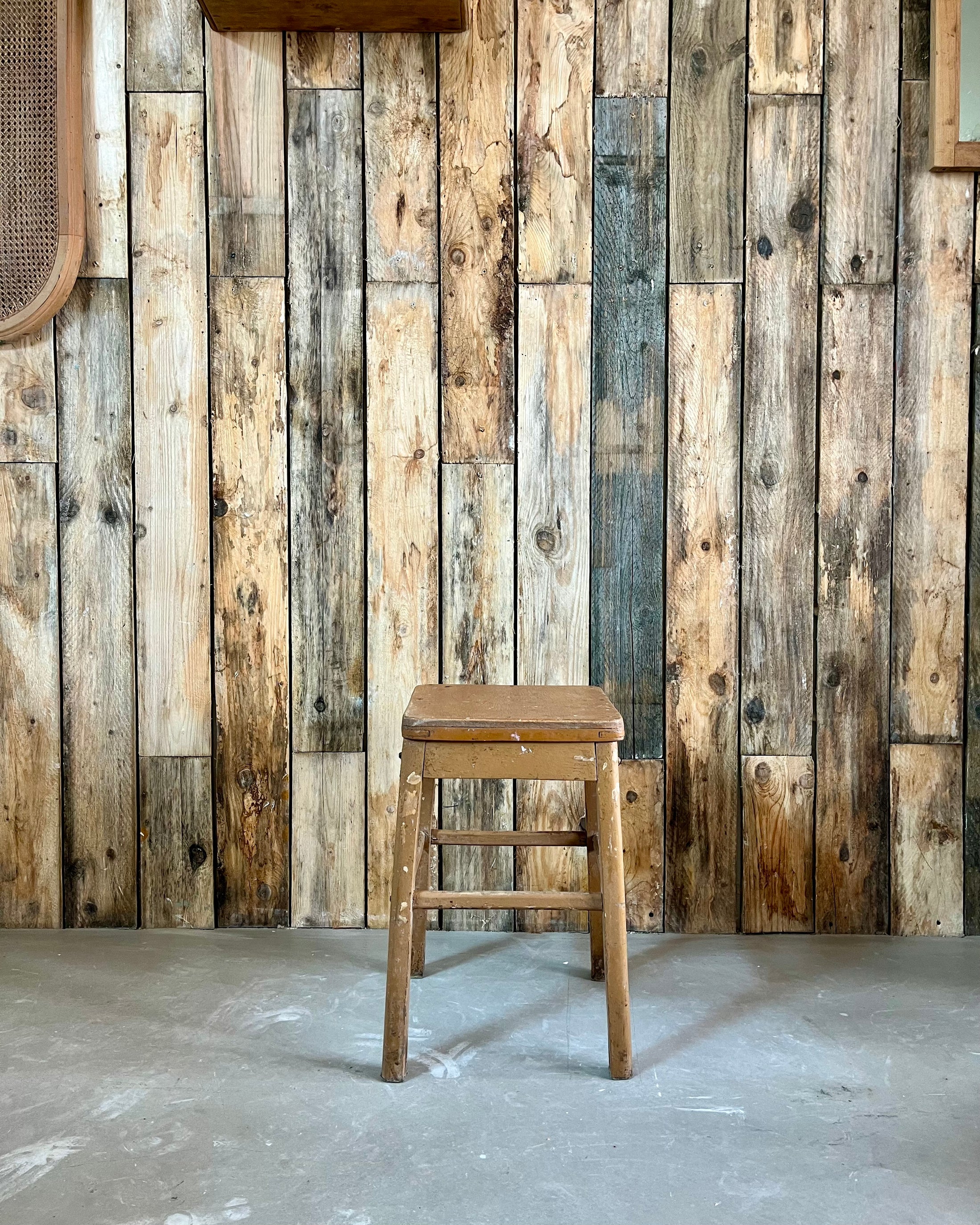 Tabouret d’atelier patiné