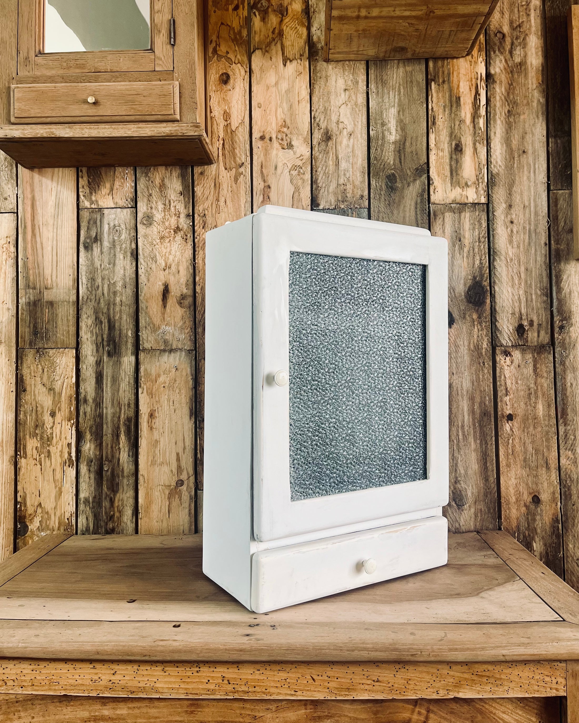 Petite armoire vitrée