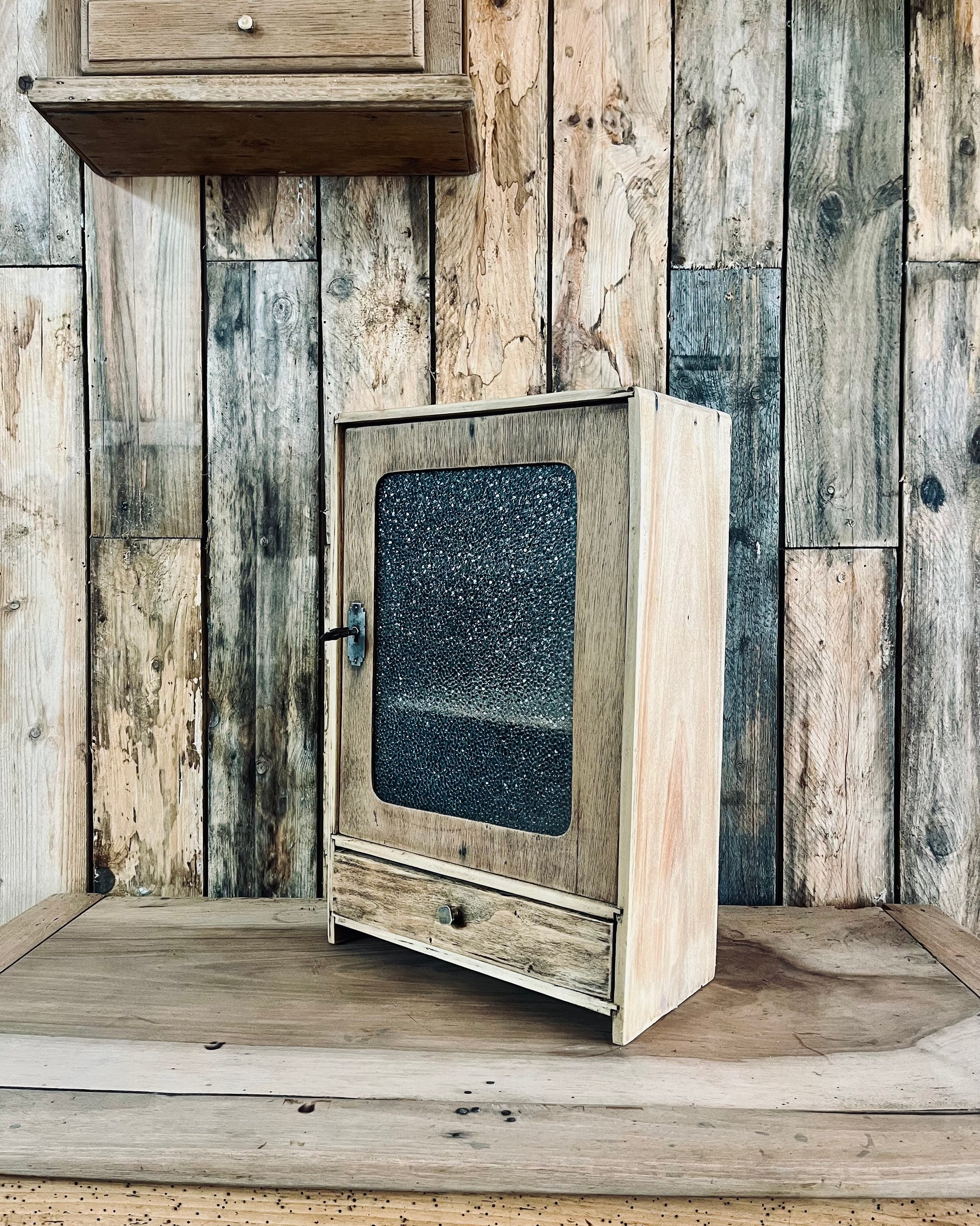 Petite armoire en bois et verre martelé