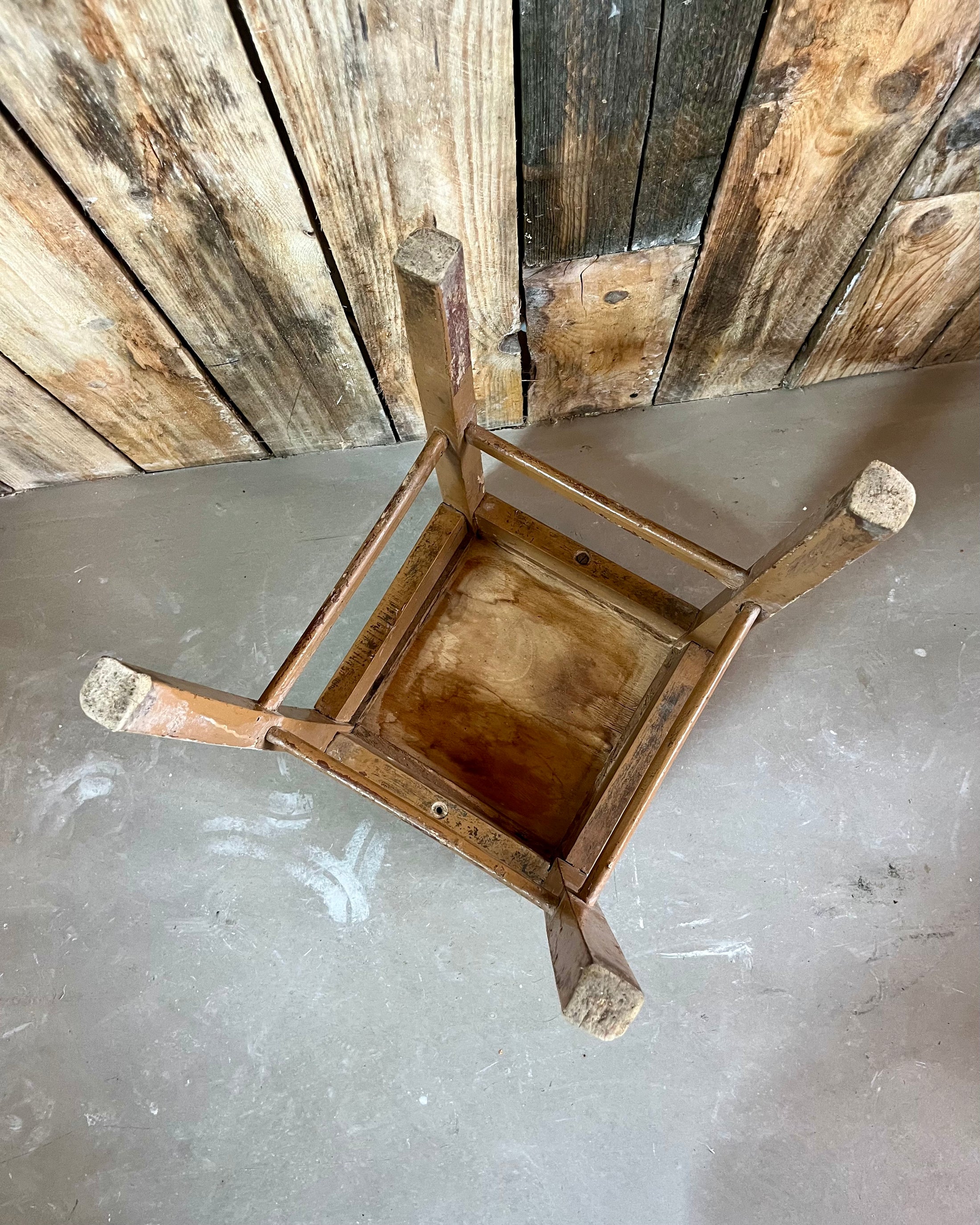 Tabouret d’atelier patiné