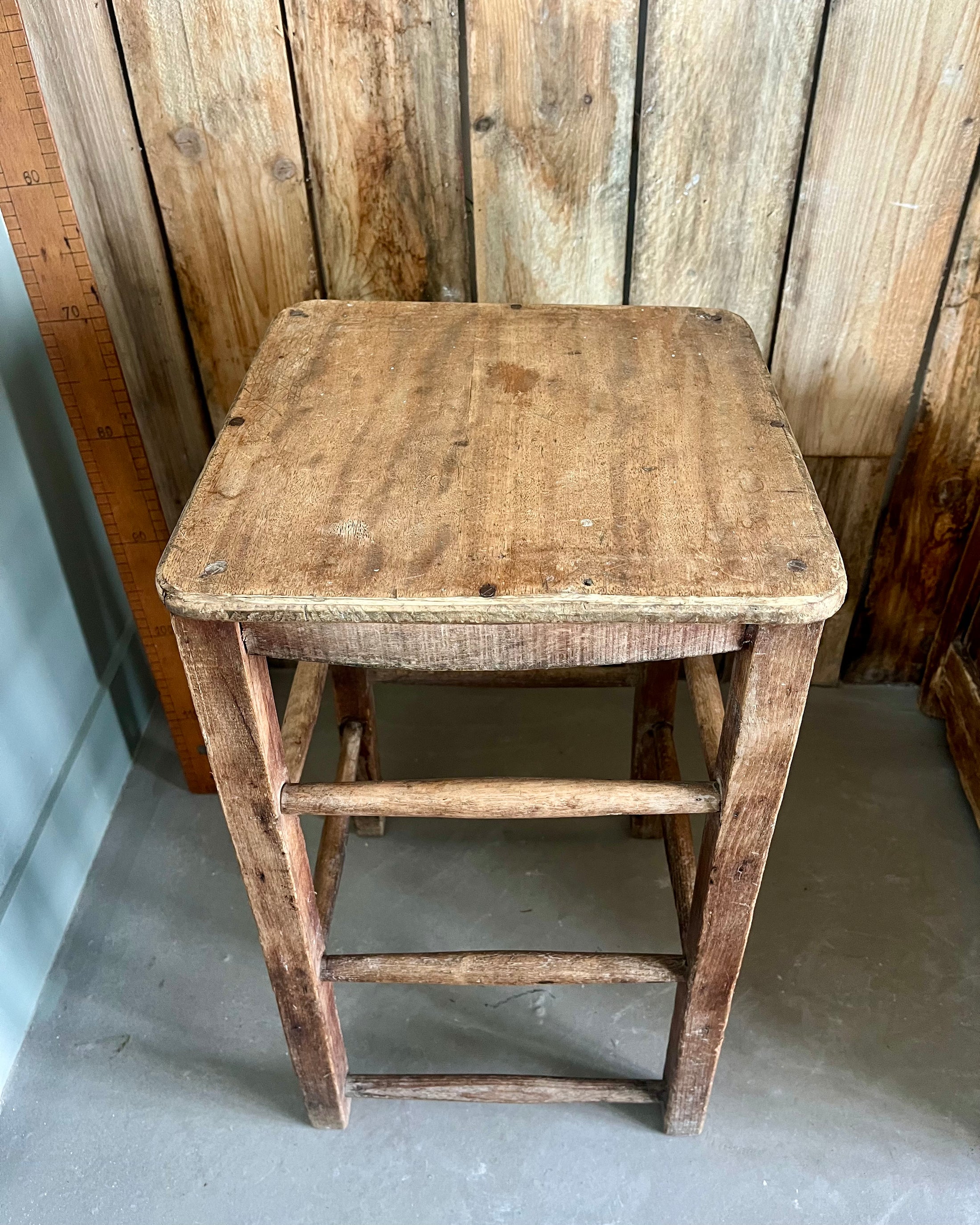 Tabouret d’atelier en bois