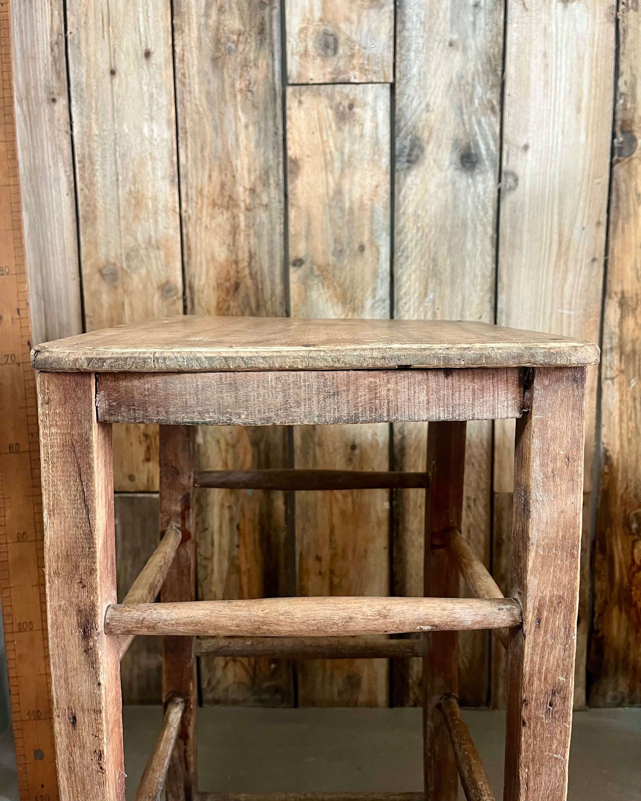 Tabouret d’atelier en bois