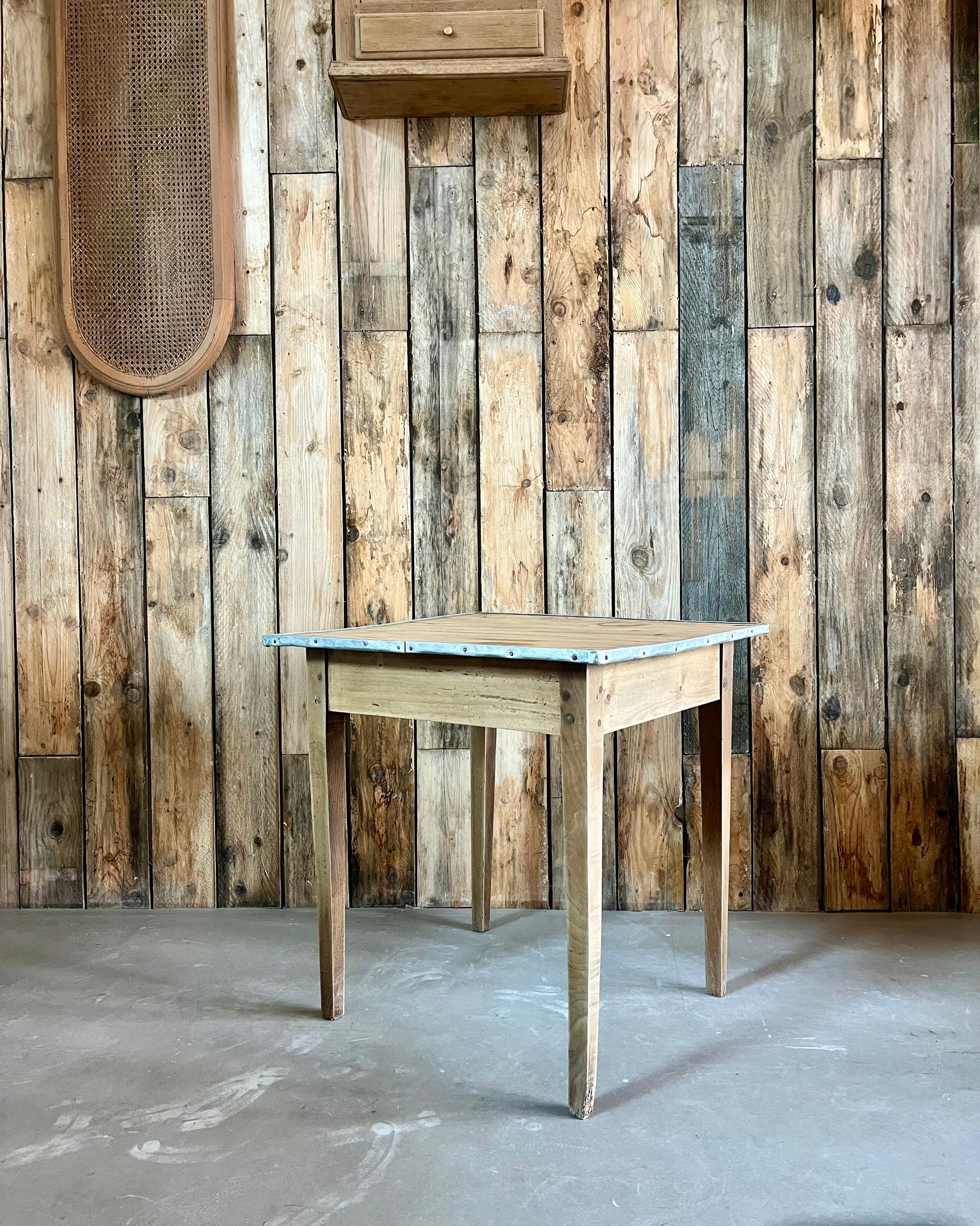 Table en bois et métal