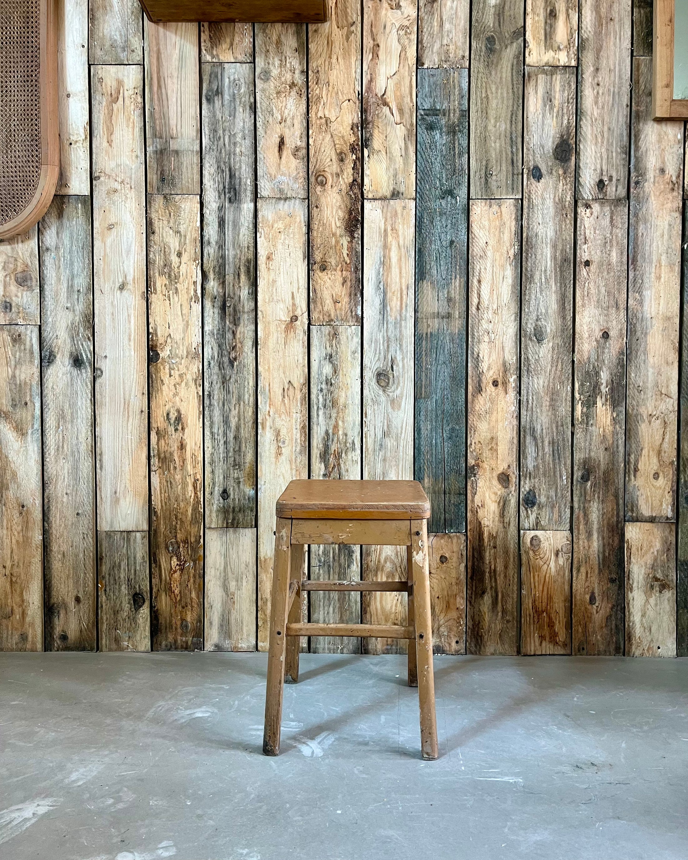 Tabouret d’atelier patiné