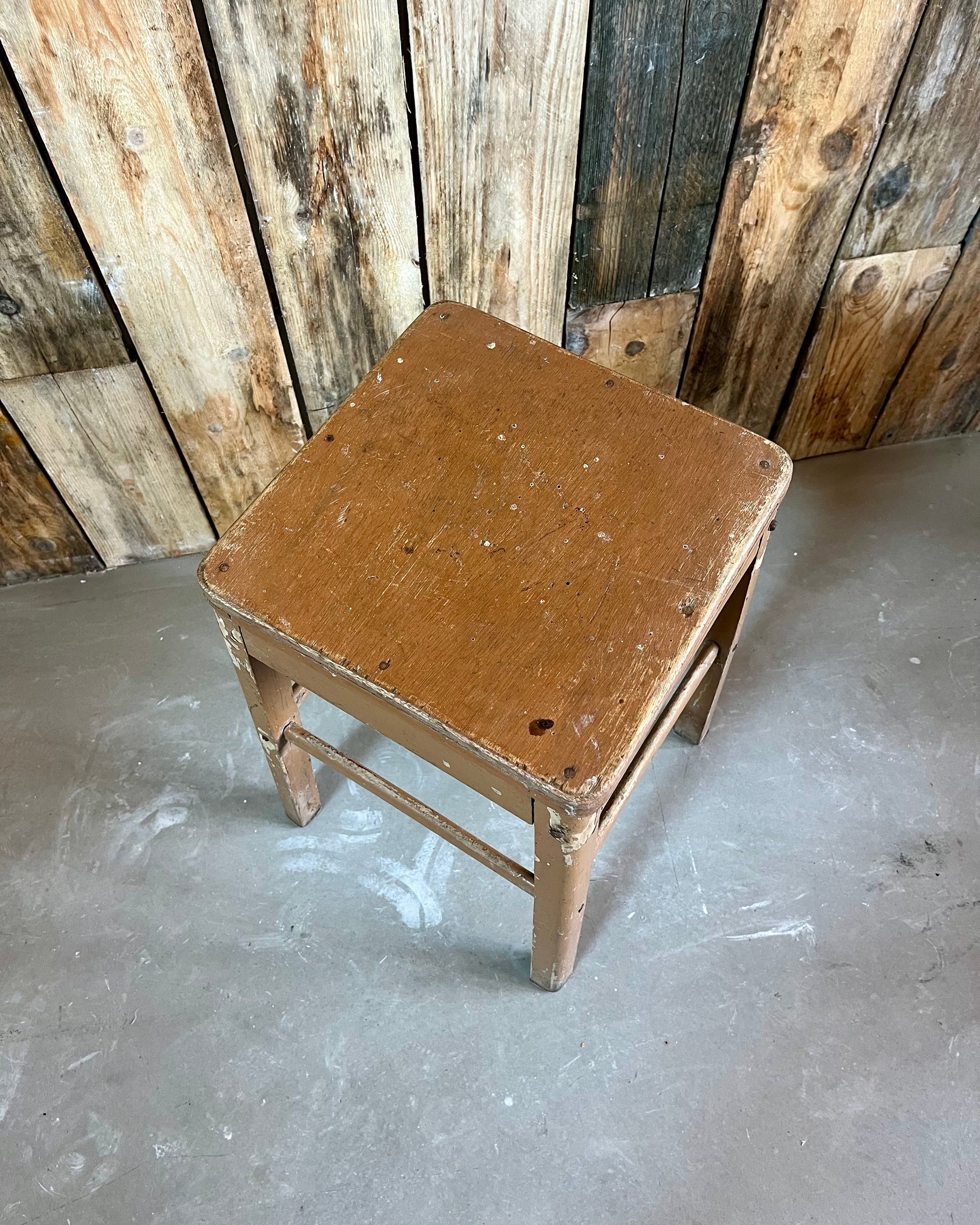 Tabouret d’atelier patiné