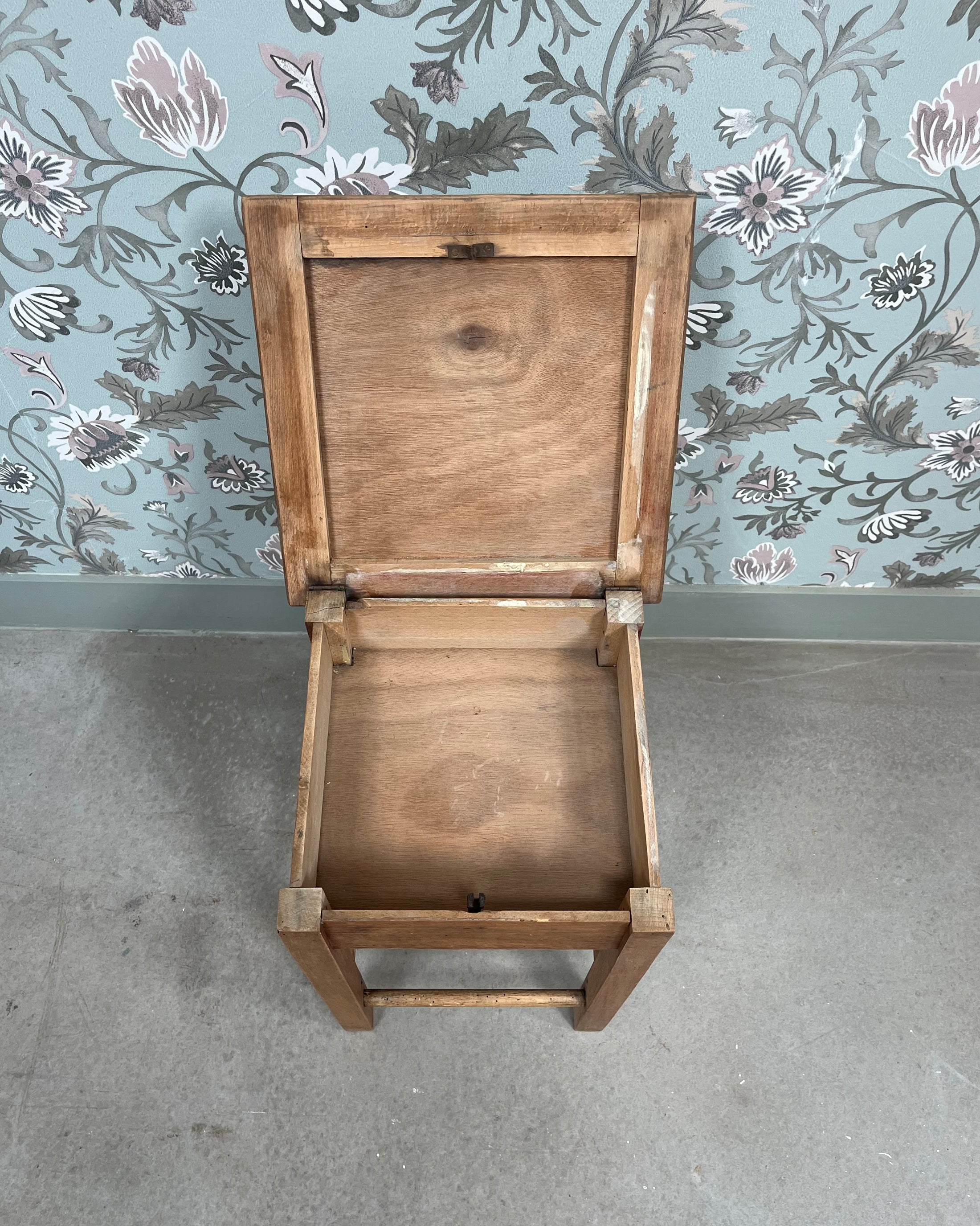 Tabouret d’atelier avec rangement