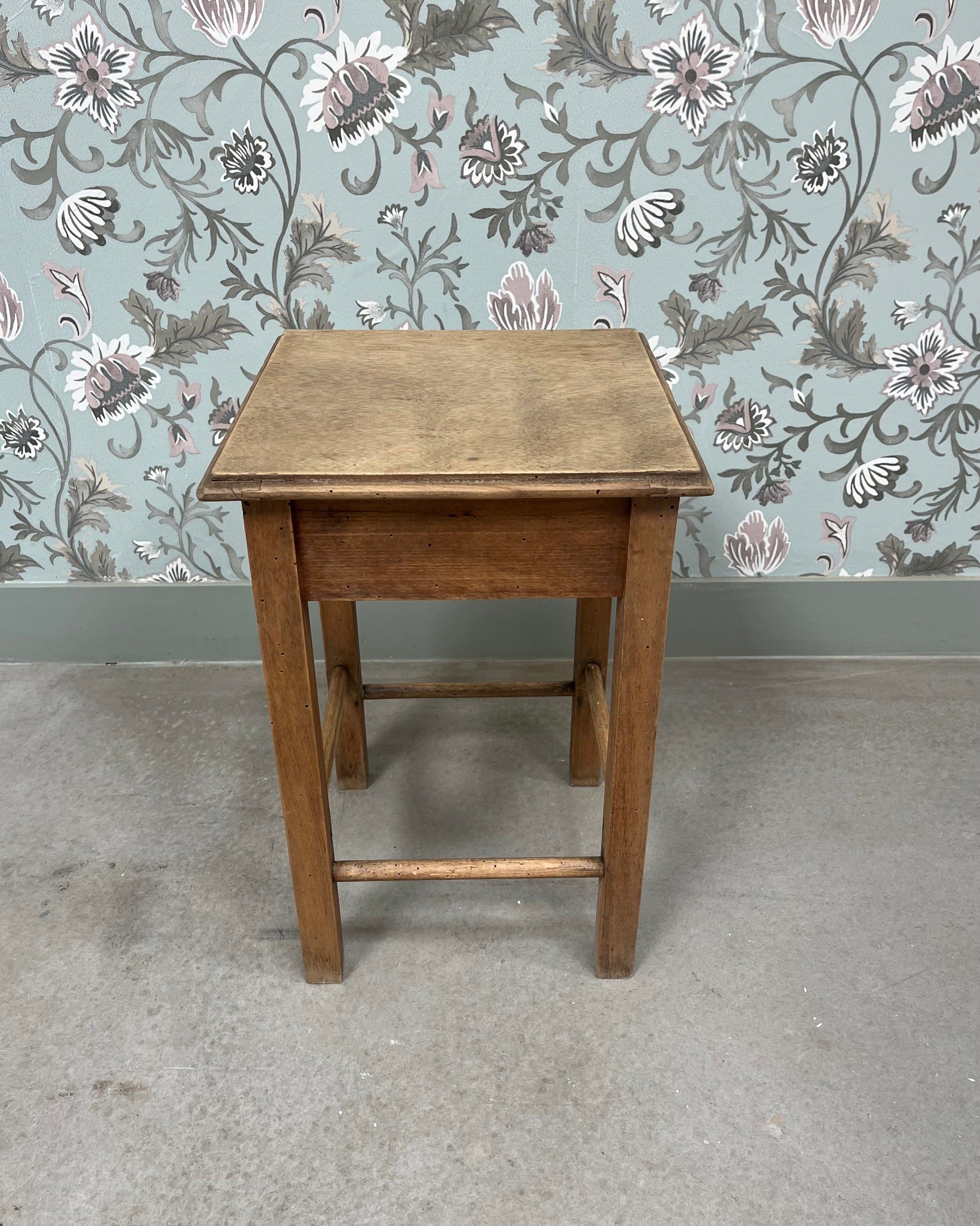 Tabouret d’atelier avec rangement