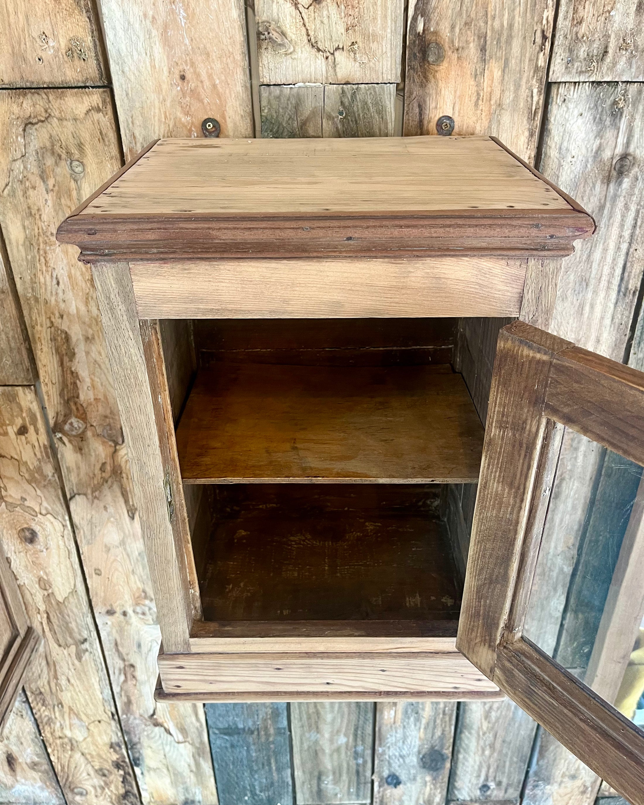 Petite armoire vitrée