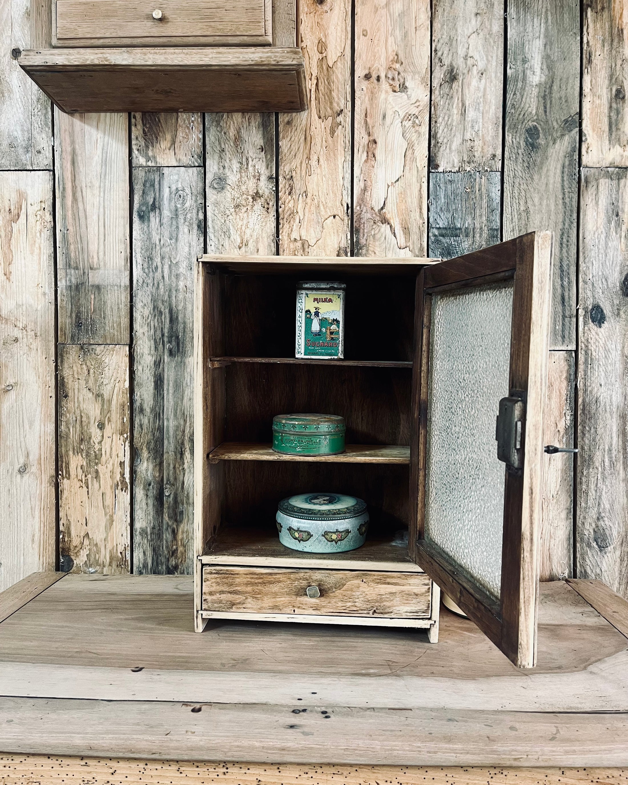 Petite armoire en bois et verre martelé