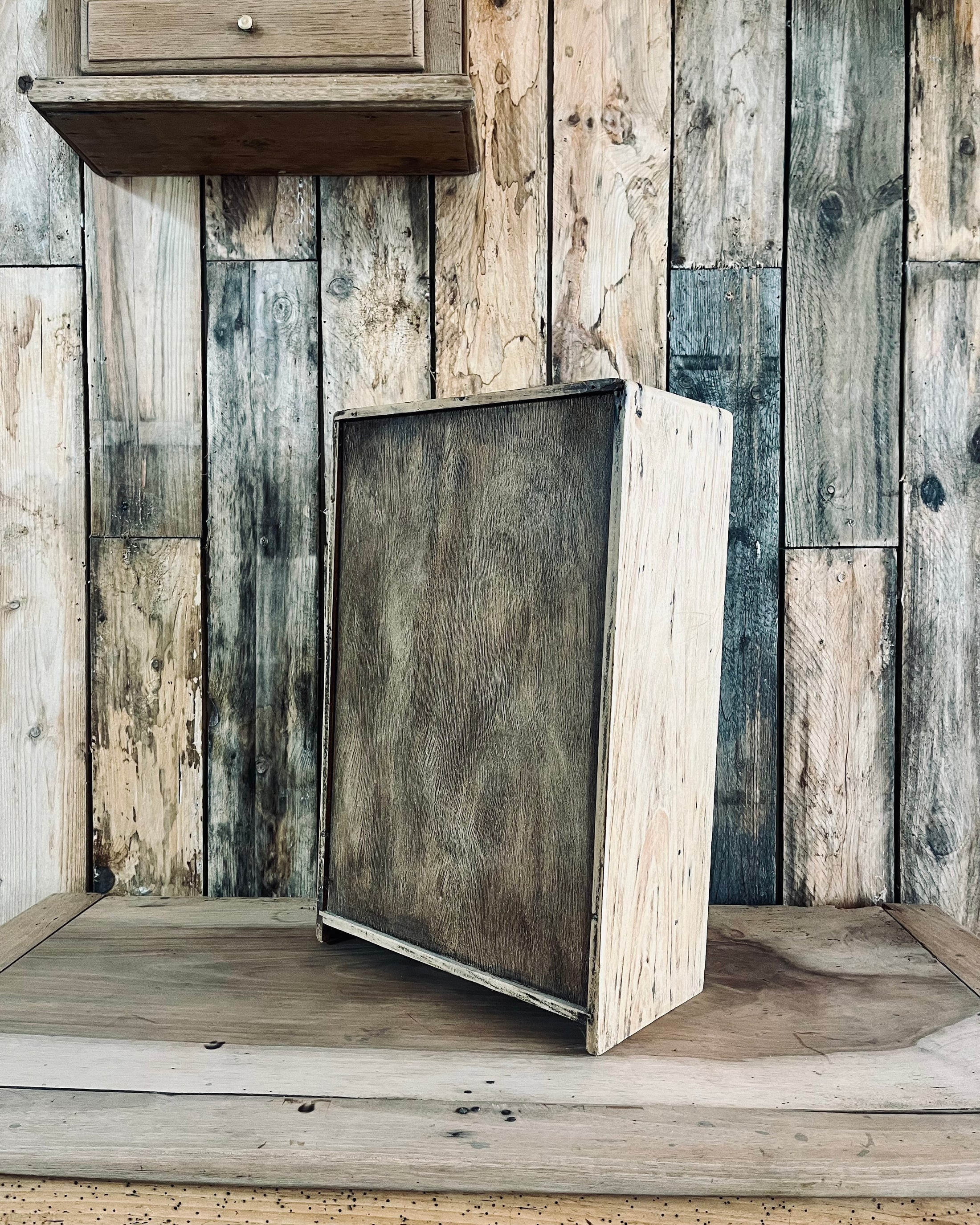 Petite armoire en bois et verre martelé