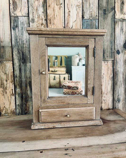 Petite armoire avec un miroir