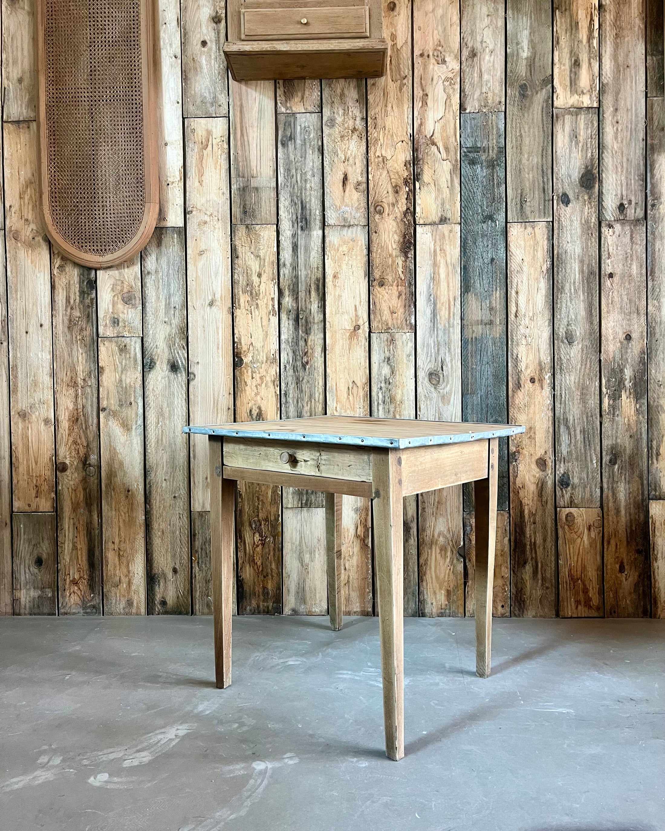 Table en bois et métal