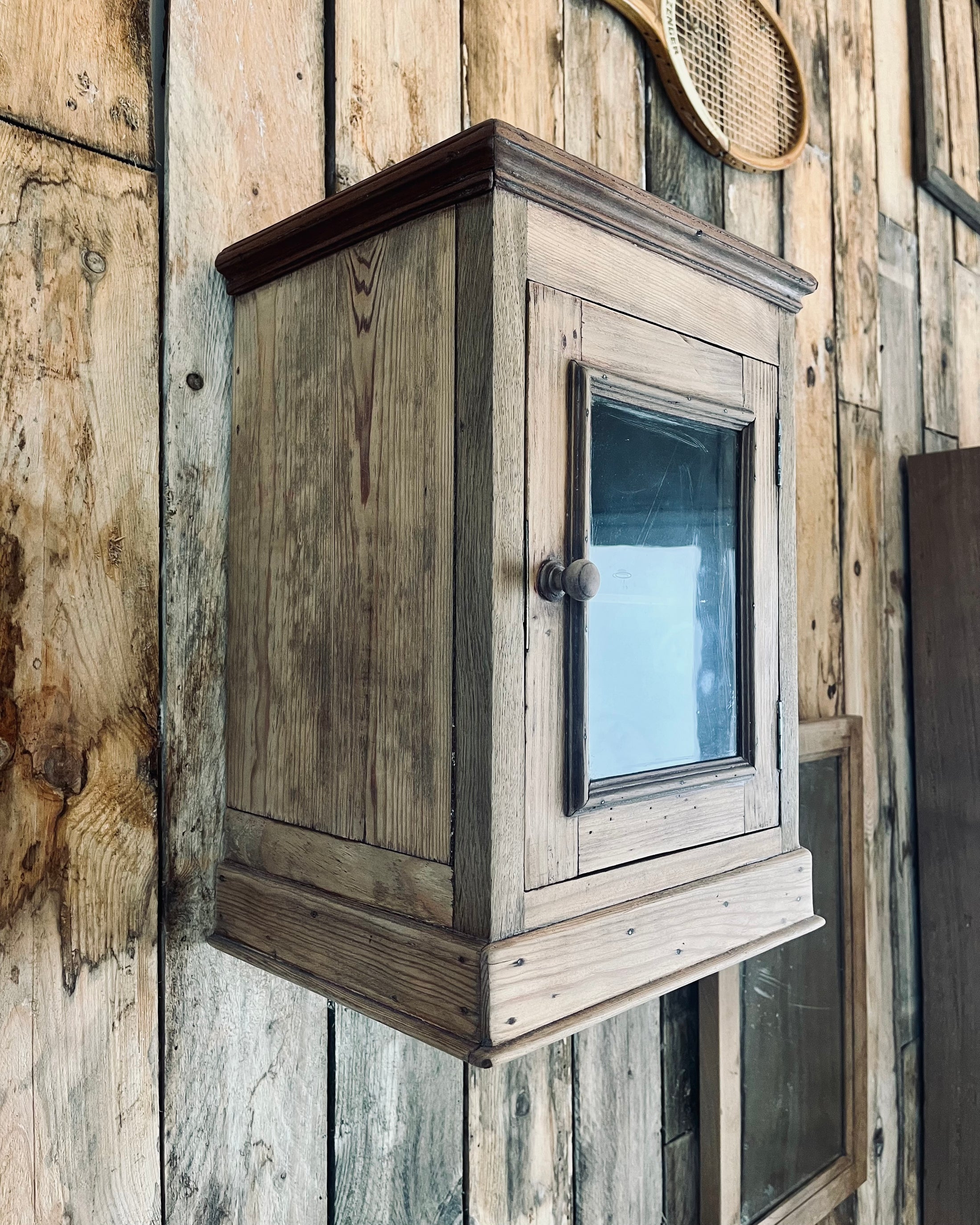 Petite armoire vitrée