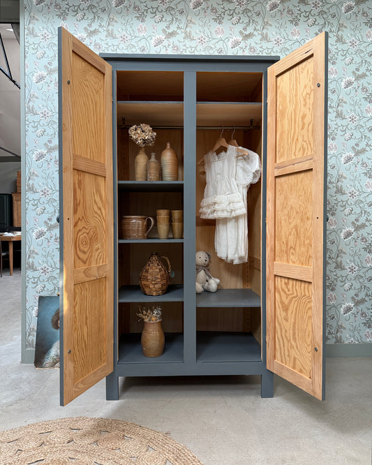 Armoire parisienne gris foncés