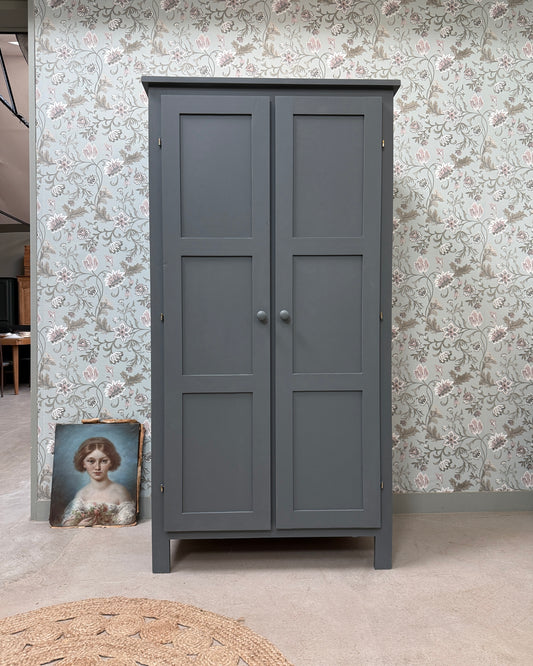 Armoire parisienne gris foncés