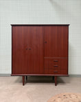 Charger l'image dans la visionneuse de la galerie, Armoire scandinave vintage en teck
