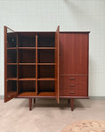 Charger l'image dans la visionneuse de la galerie, Armoire scandinave vintage en teck
