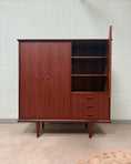 Charger l'image dans la visionneuse de la galerie, Armoire scandinave vintage en teck
