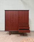 Charger l'image dans la visionneuse de la galerie, Armoire scandinave vintage en teck
