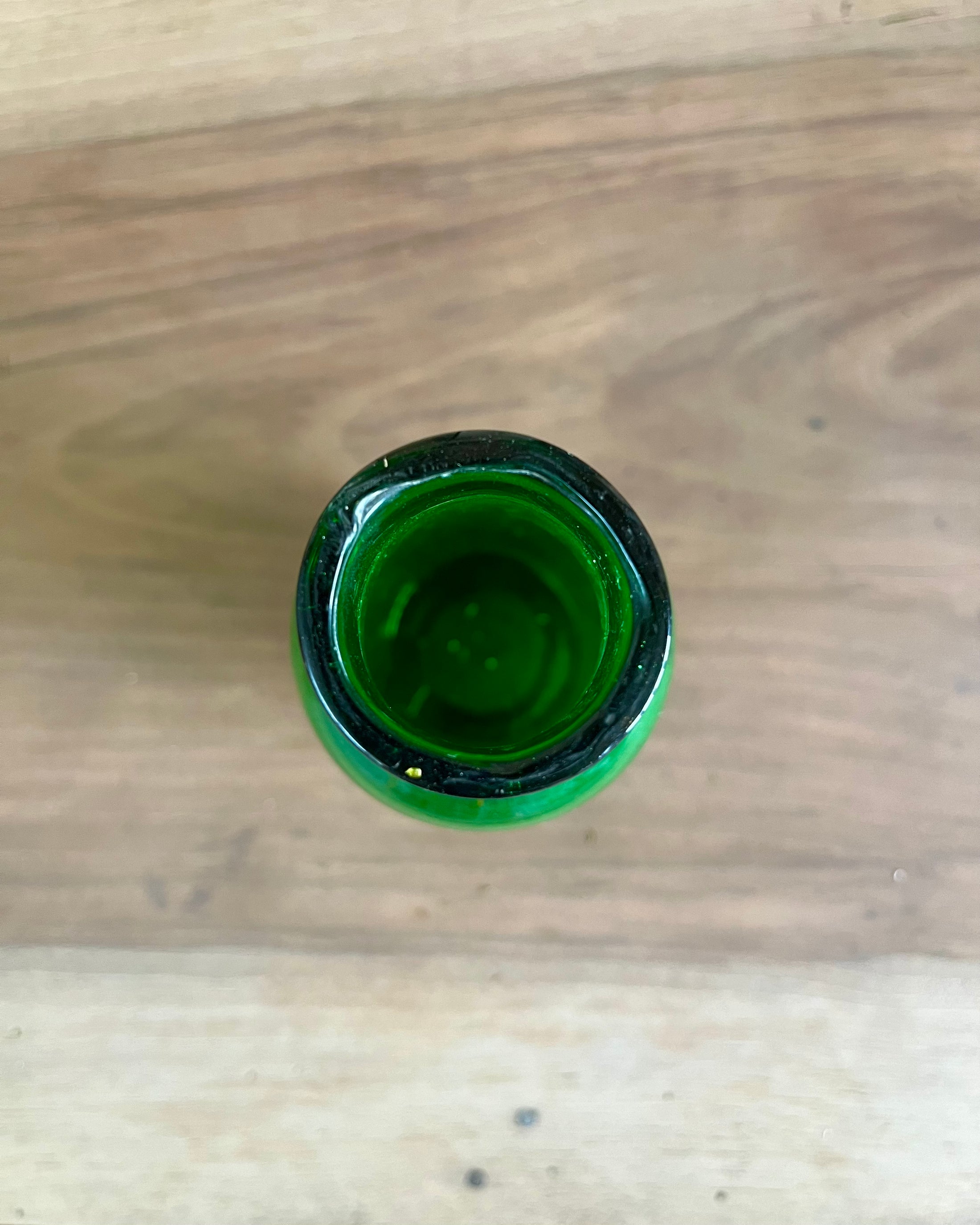 Vase en verre vert