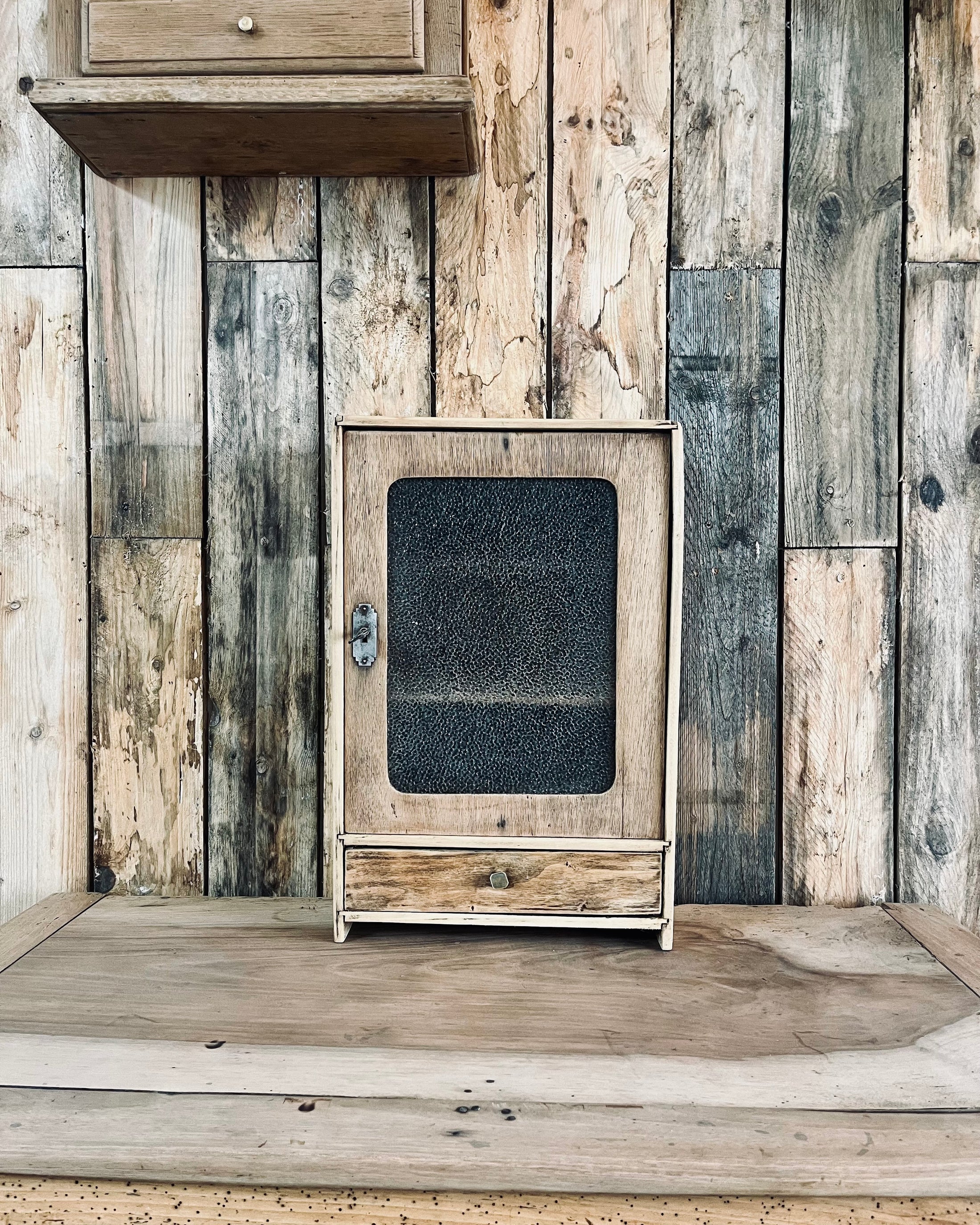 Petite armoire en bois et verre martelé