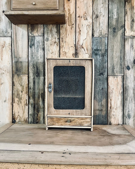 Petite armoire en bois et verre martelé