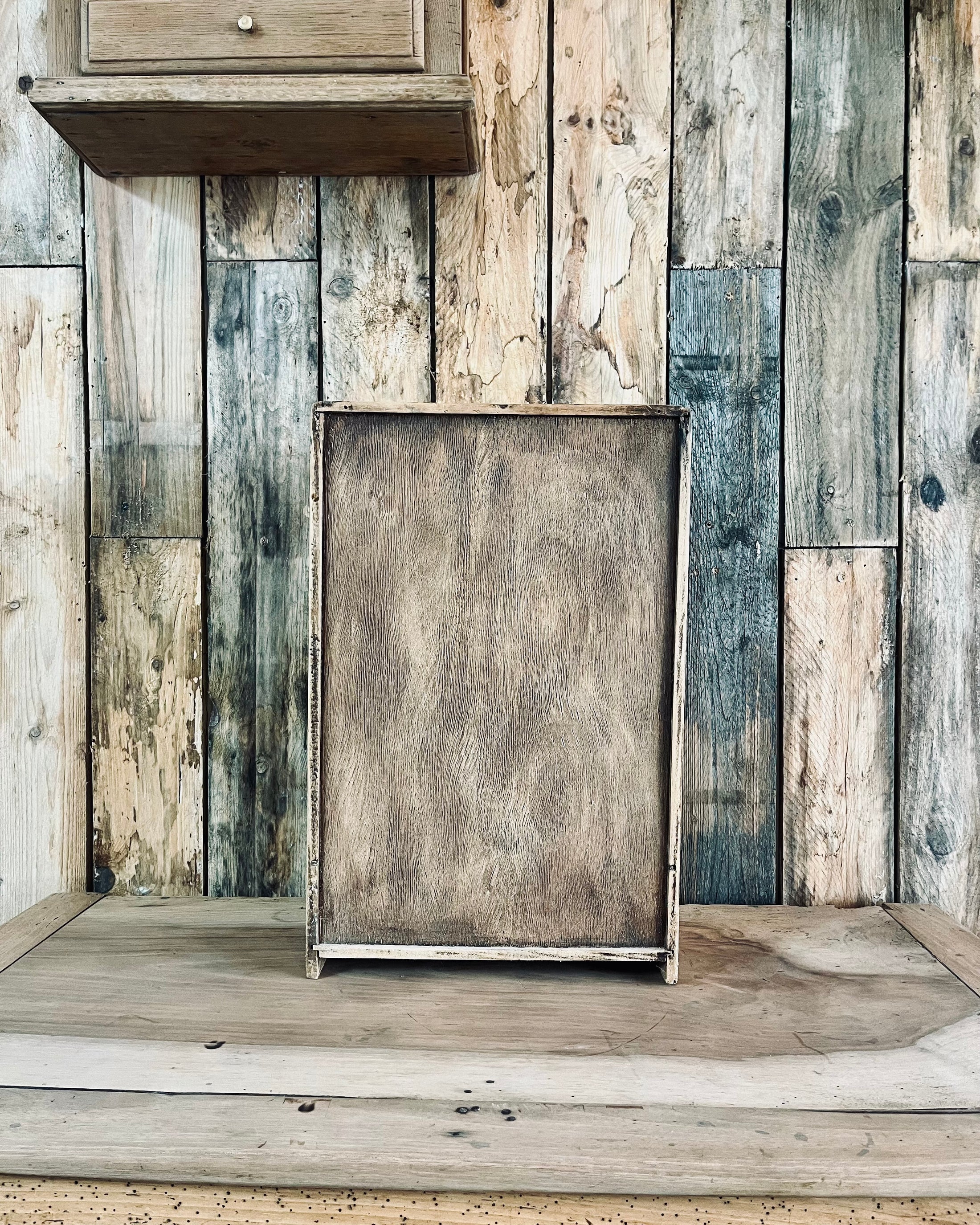 Petite armoire en bois et verre martelé