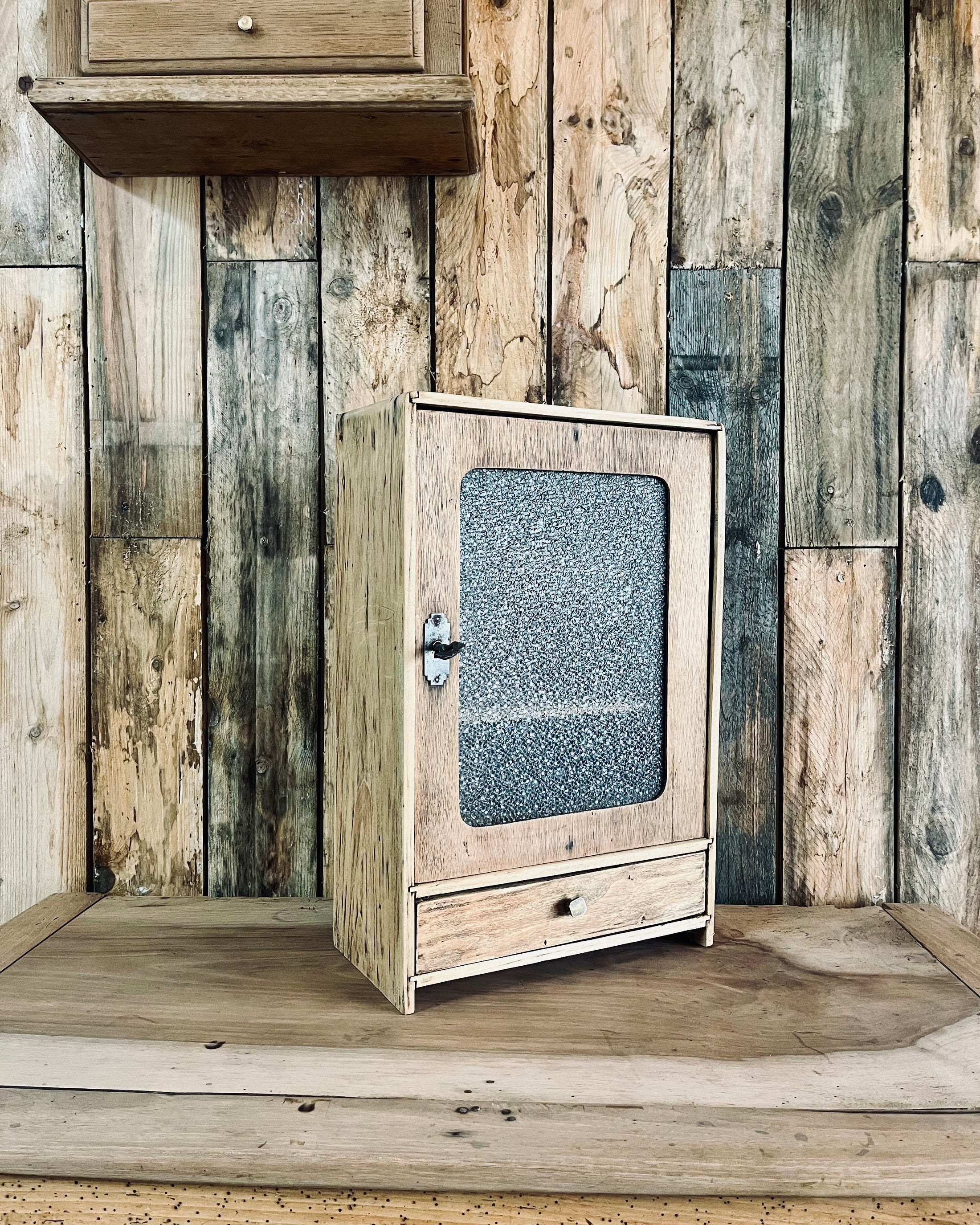 Petite armoire en bois et verre martelé