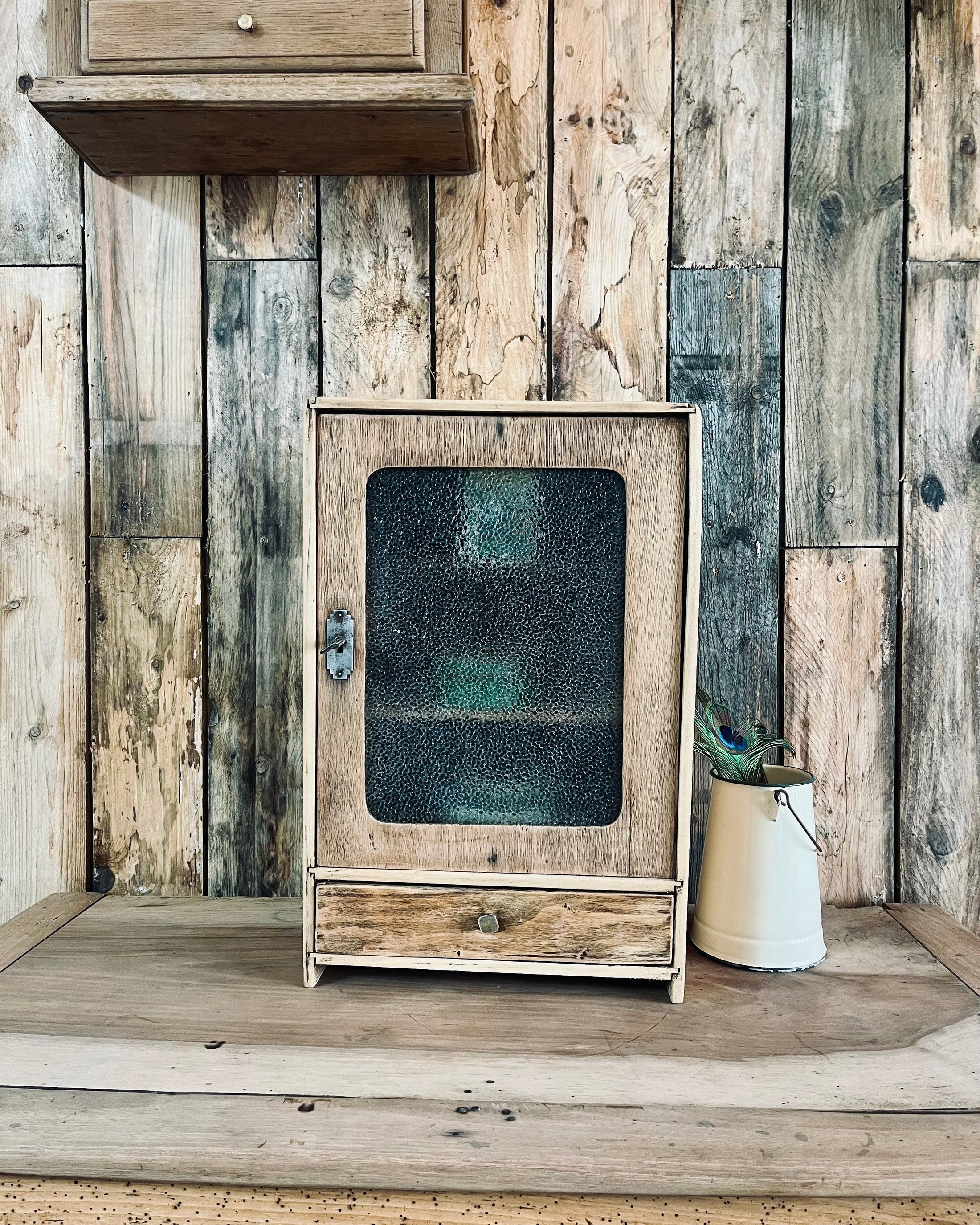 Petite armoire en bois et verre martelé