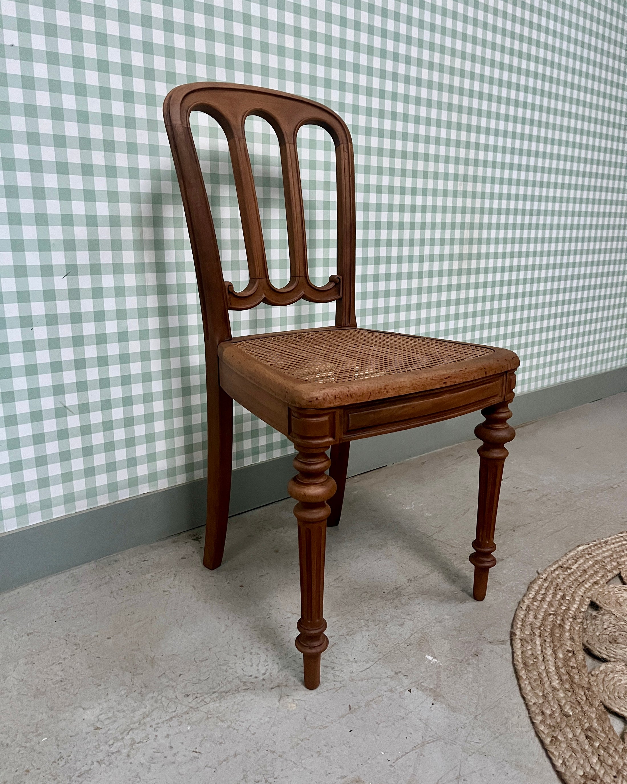 Chaises anciennes en bois et cannage