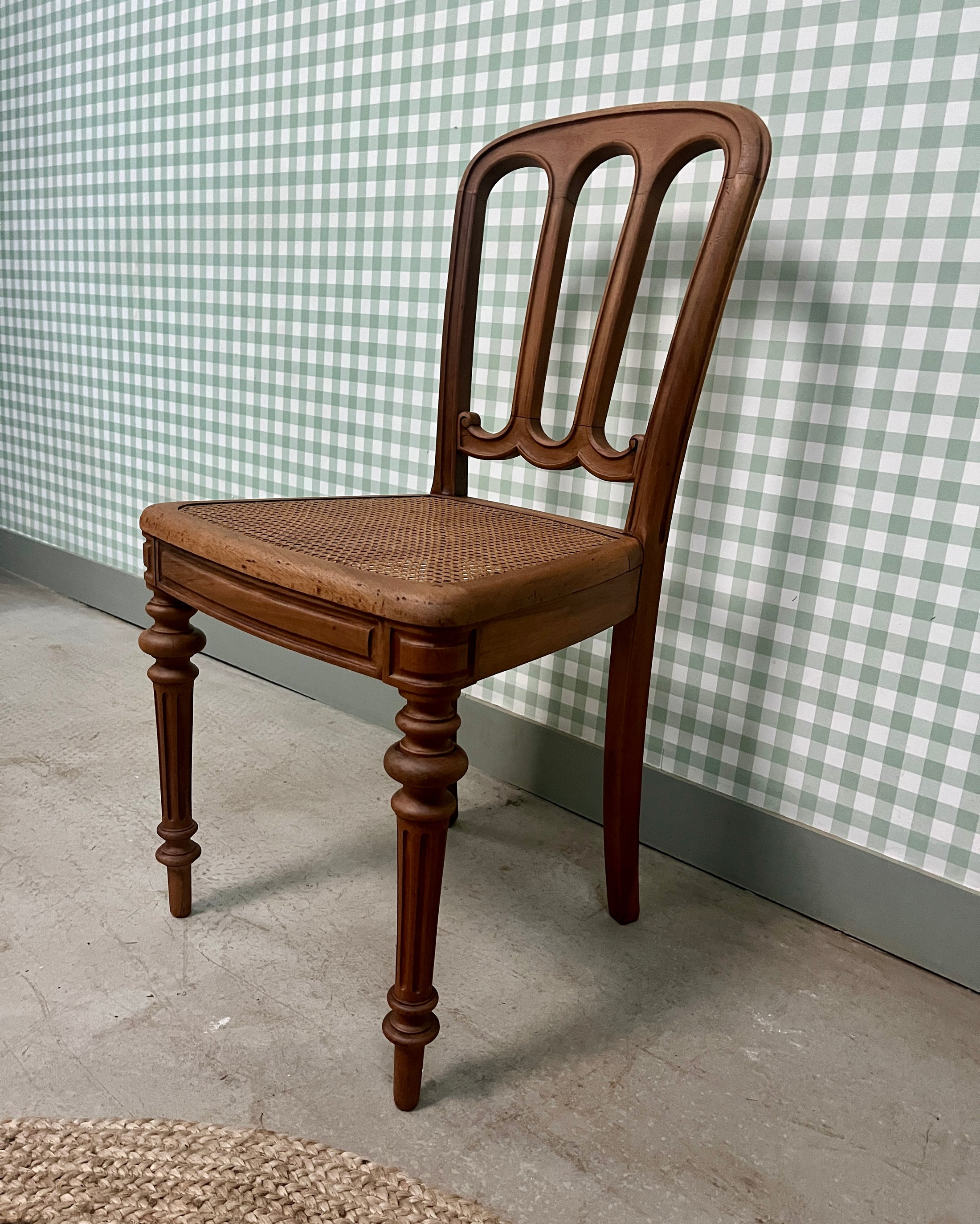 Chaises anciennes en bois et cannage