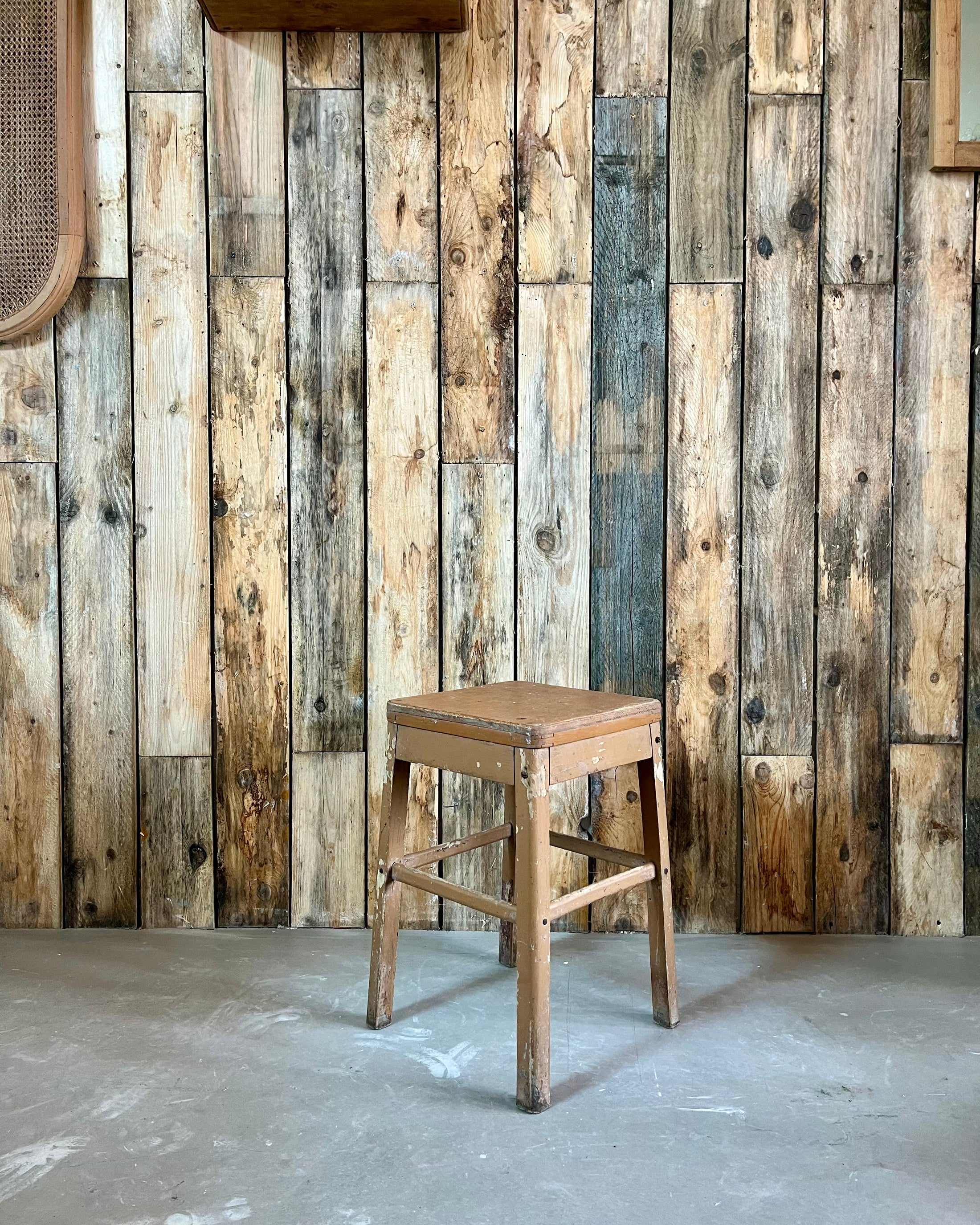 Tabouret d’atelier patiné