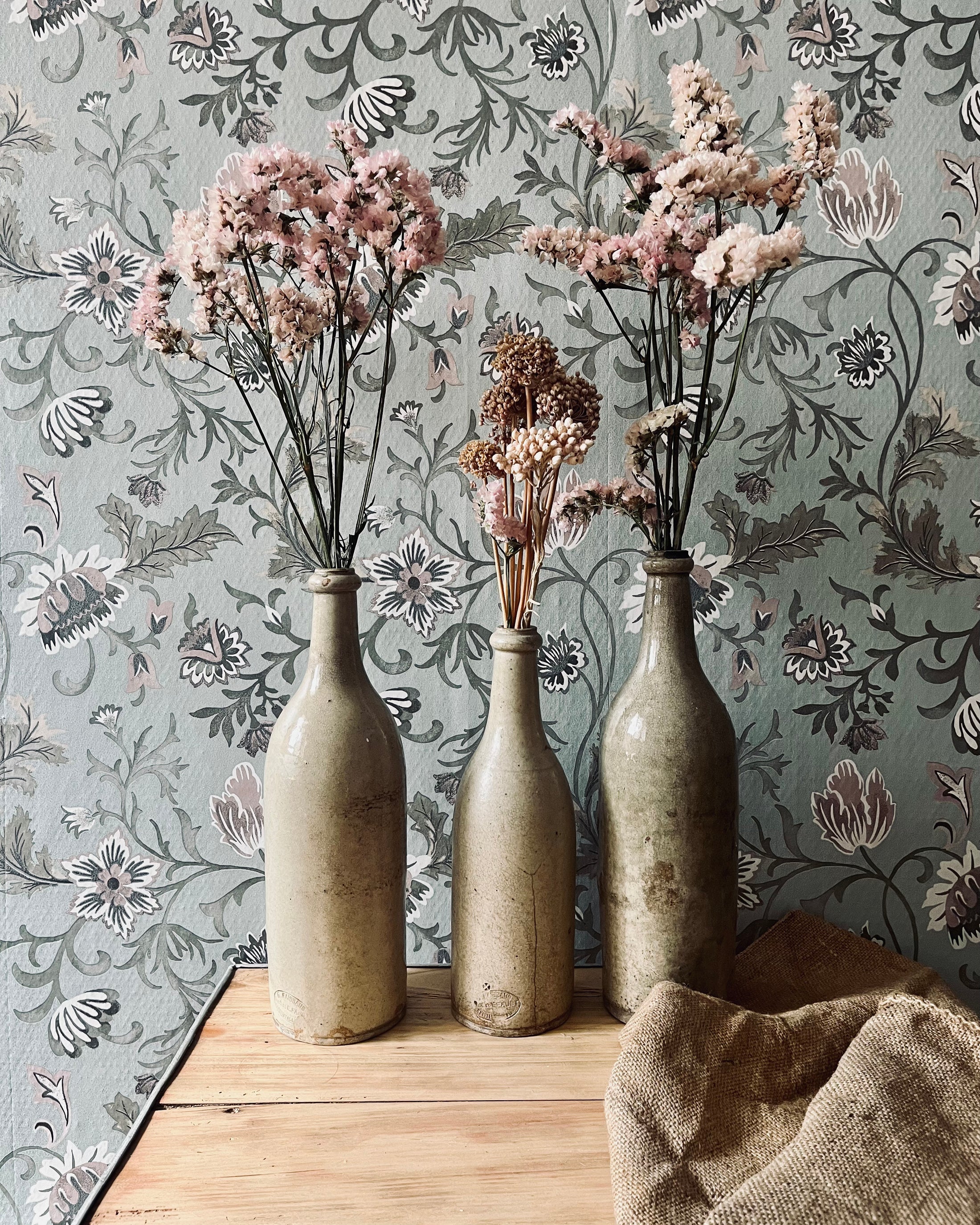 Trio de bouteilles en grès émaillé gris