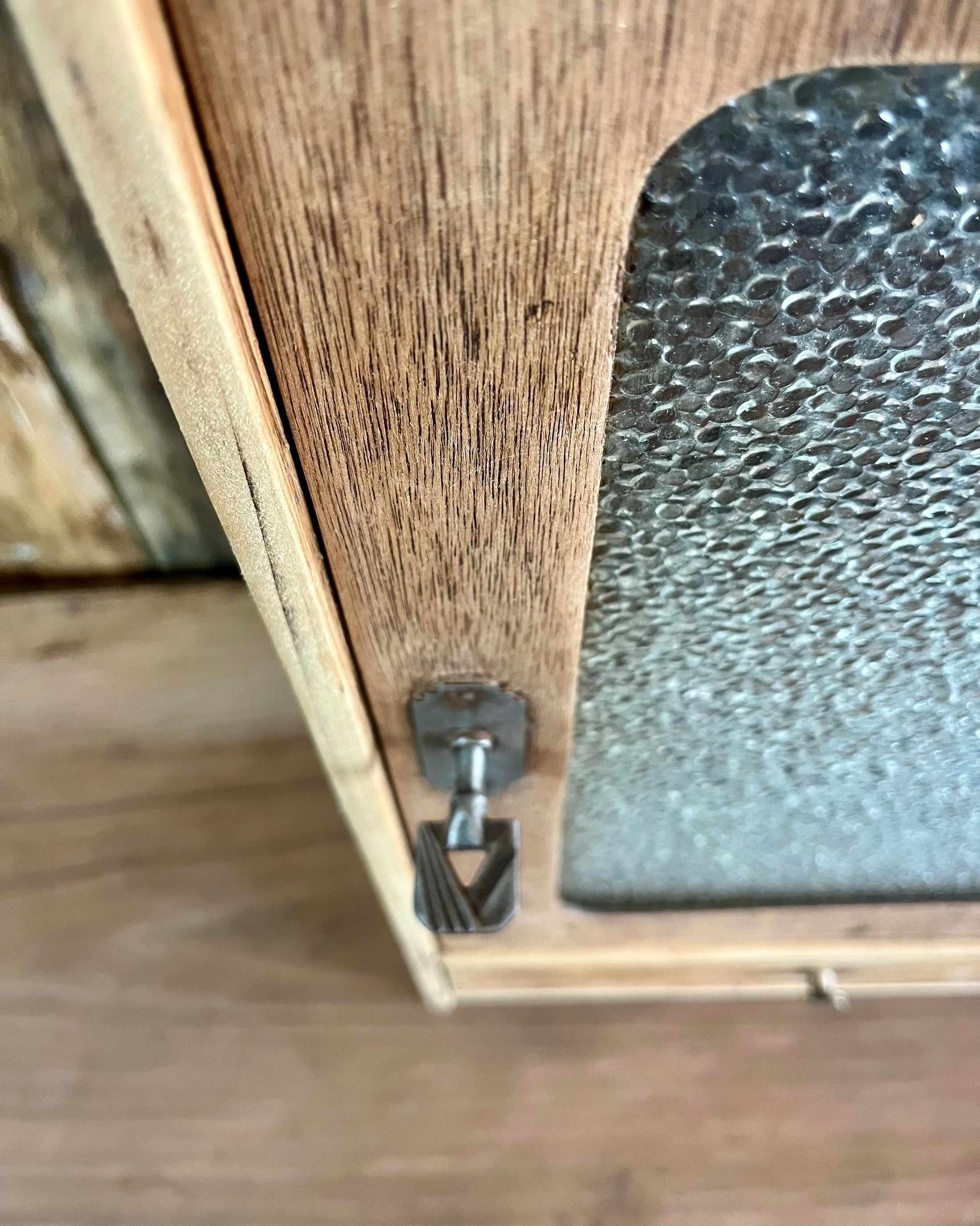 Petite armoire en bois et verre martelé